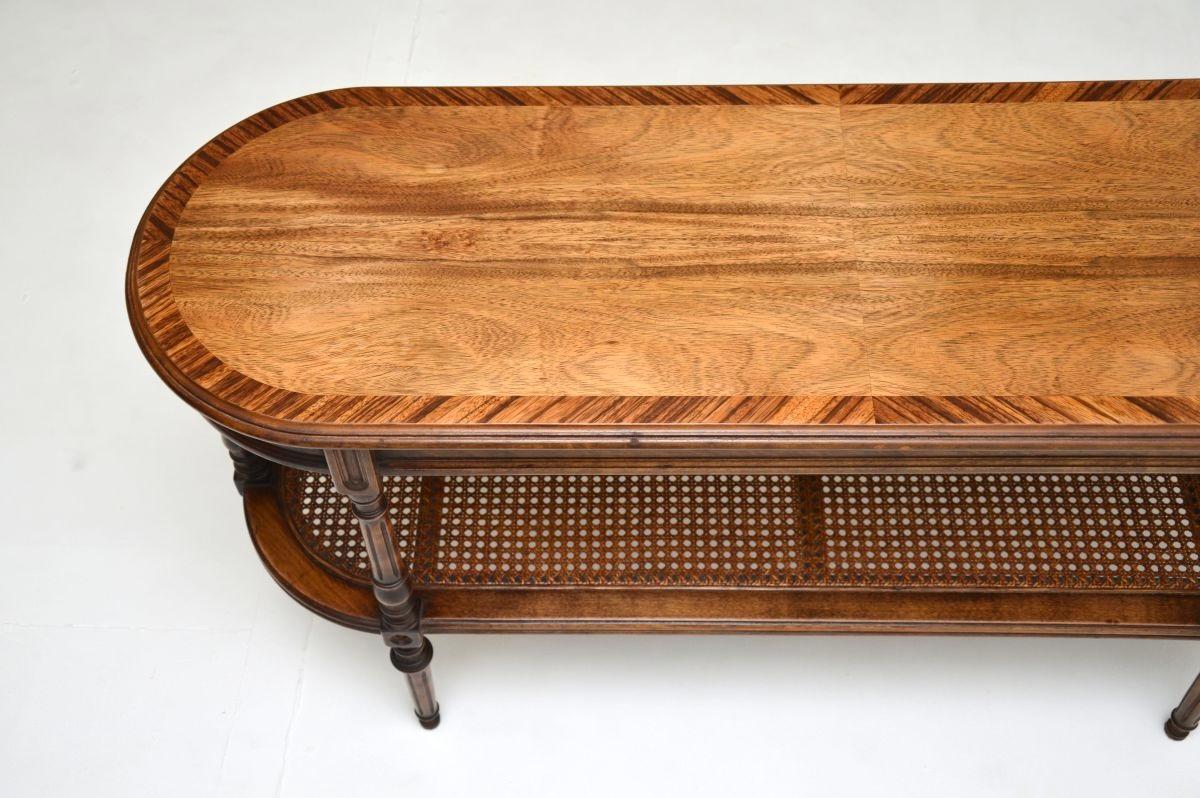 Table d'appoint / table basse ancienne en noyer français Bon état - En vente à London, GB