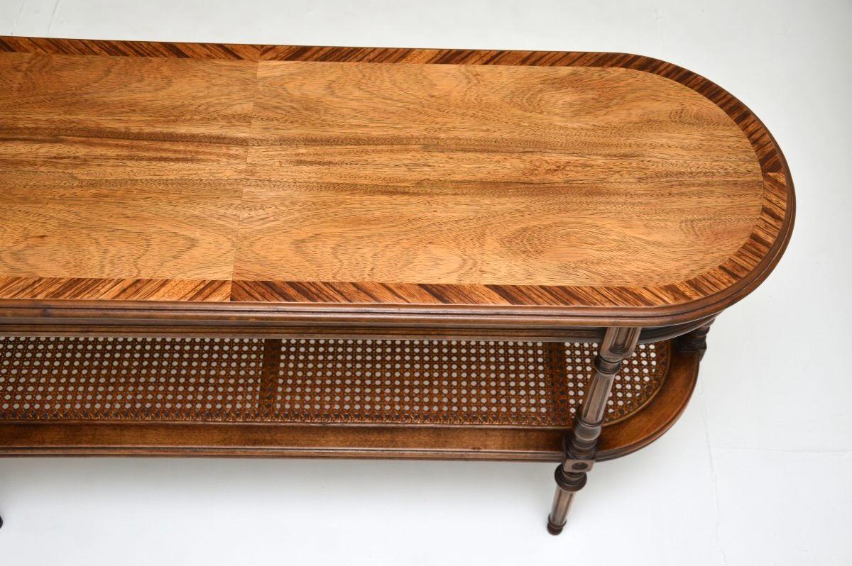 Milieu du XXe siècle Table d'appoint / table basse ancienne en noyer français en vente