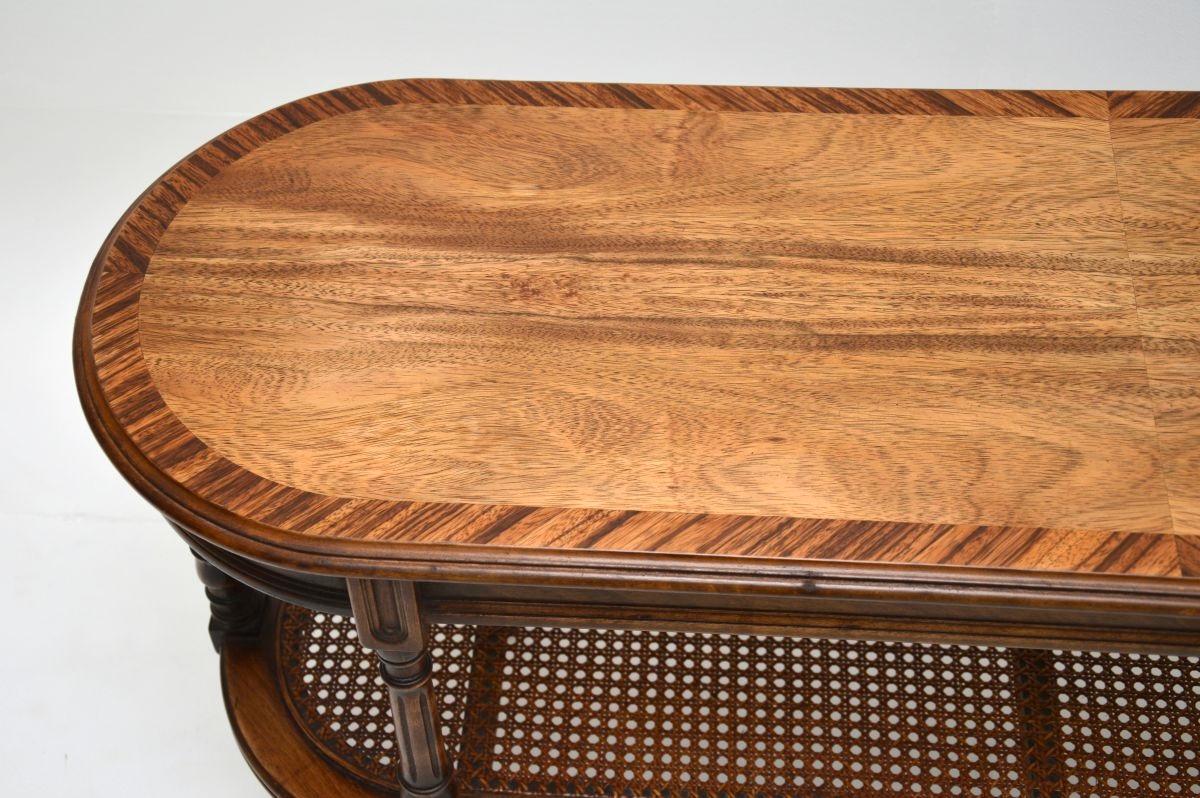 Noyer Table d'appoint / table basse ancienne en noyer français en vente
