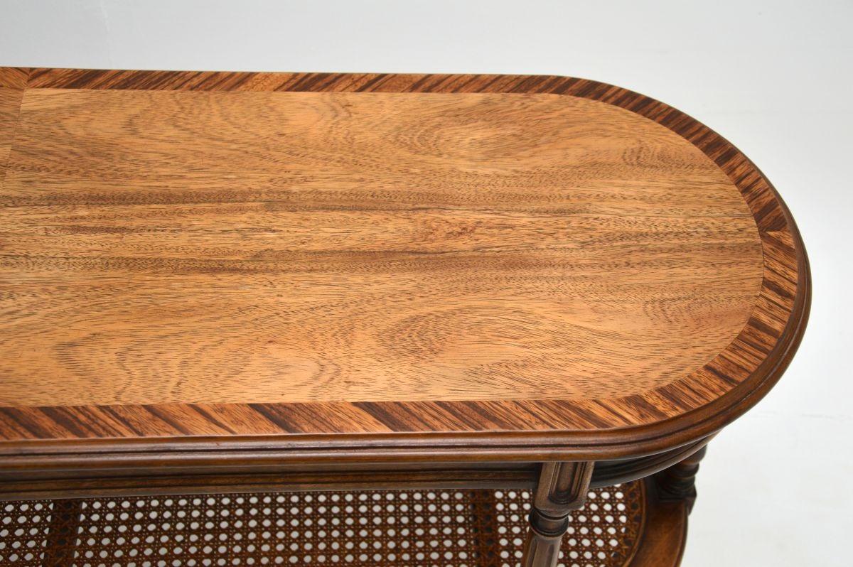 Table d'appoint / table basse ancienne en noyer français en vente 2