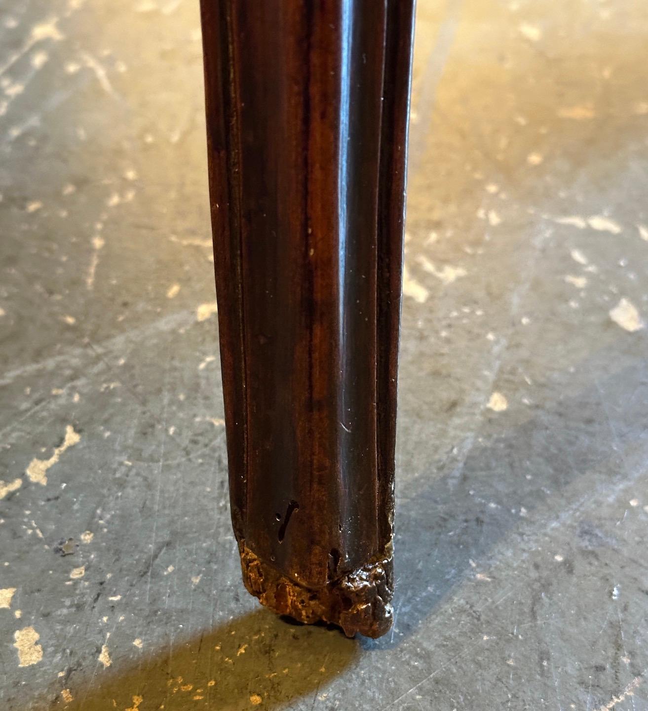 Table d'appoint ancienne en noyer français en vente 2