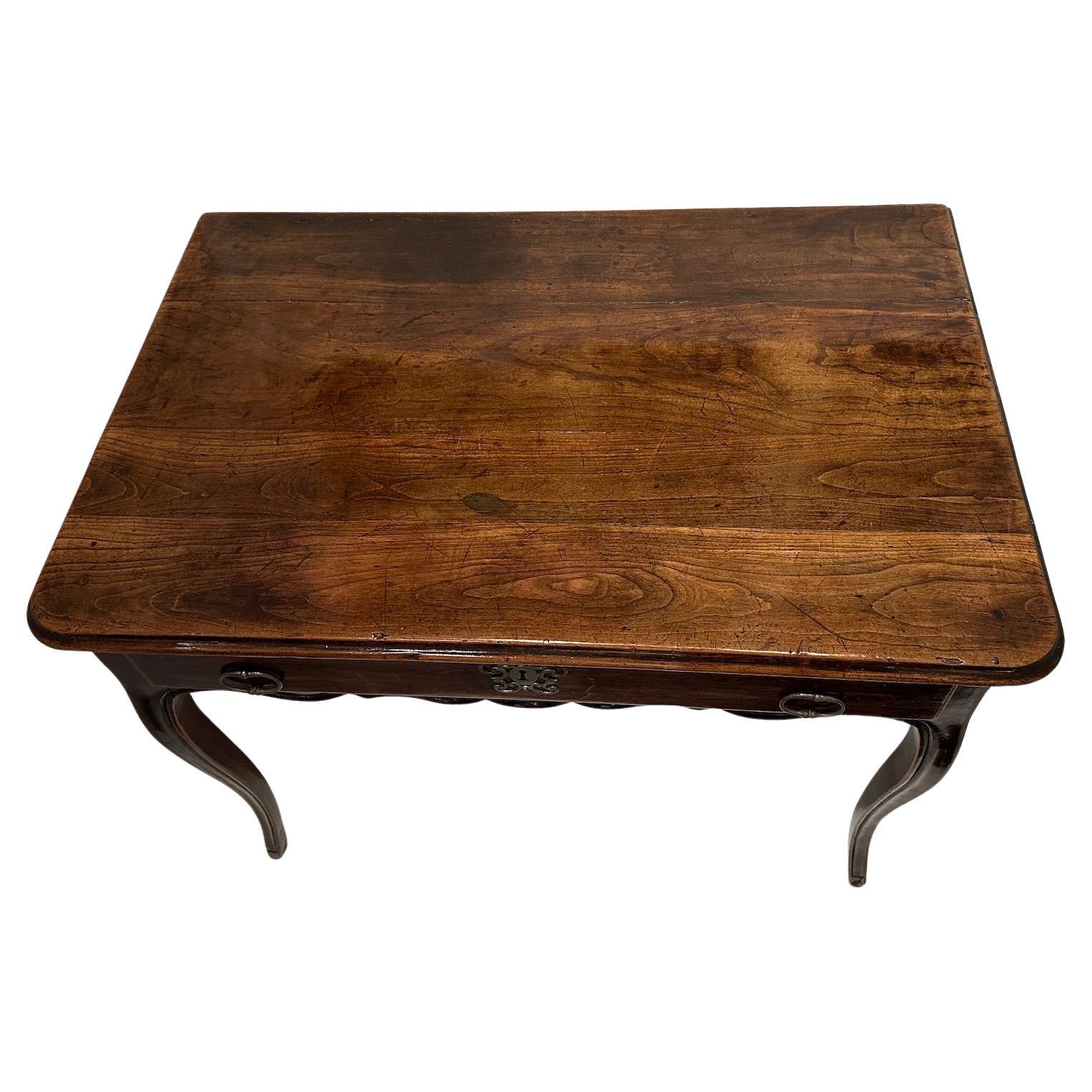 Français Table d'appoint ancienne en noyer français en vente
