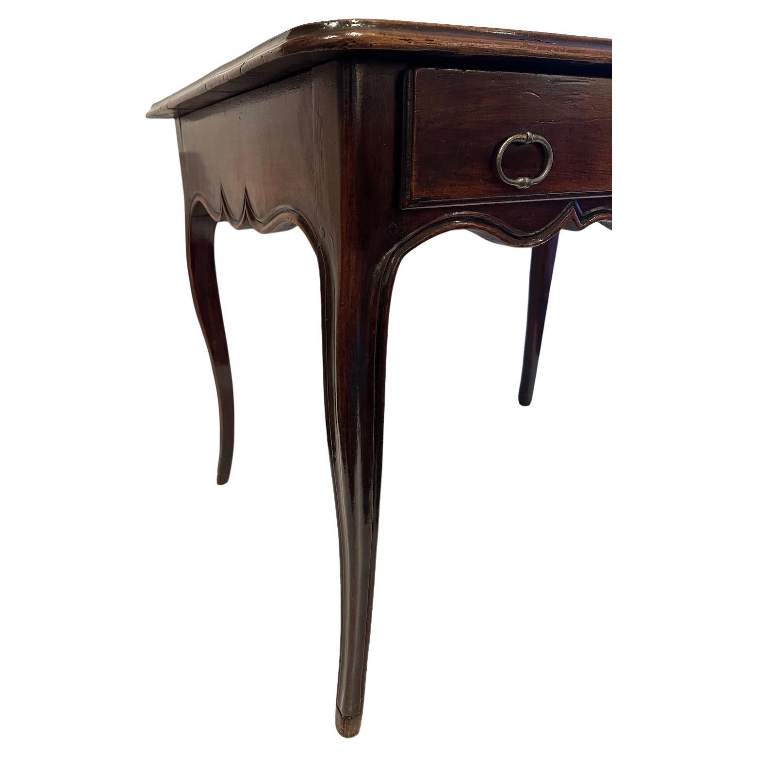 Fait main Table d'appoint ancienne en noyer français en vente