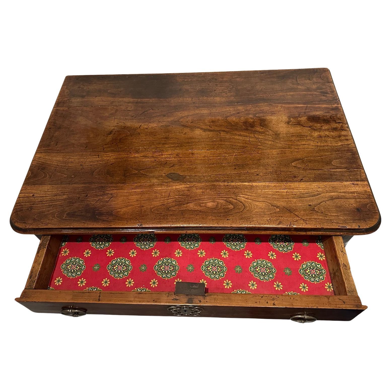 Table d'appoint ancienne en noyer français Bon état - En vente à Los Angeles, CA