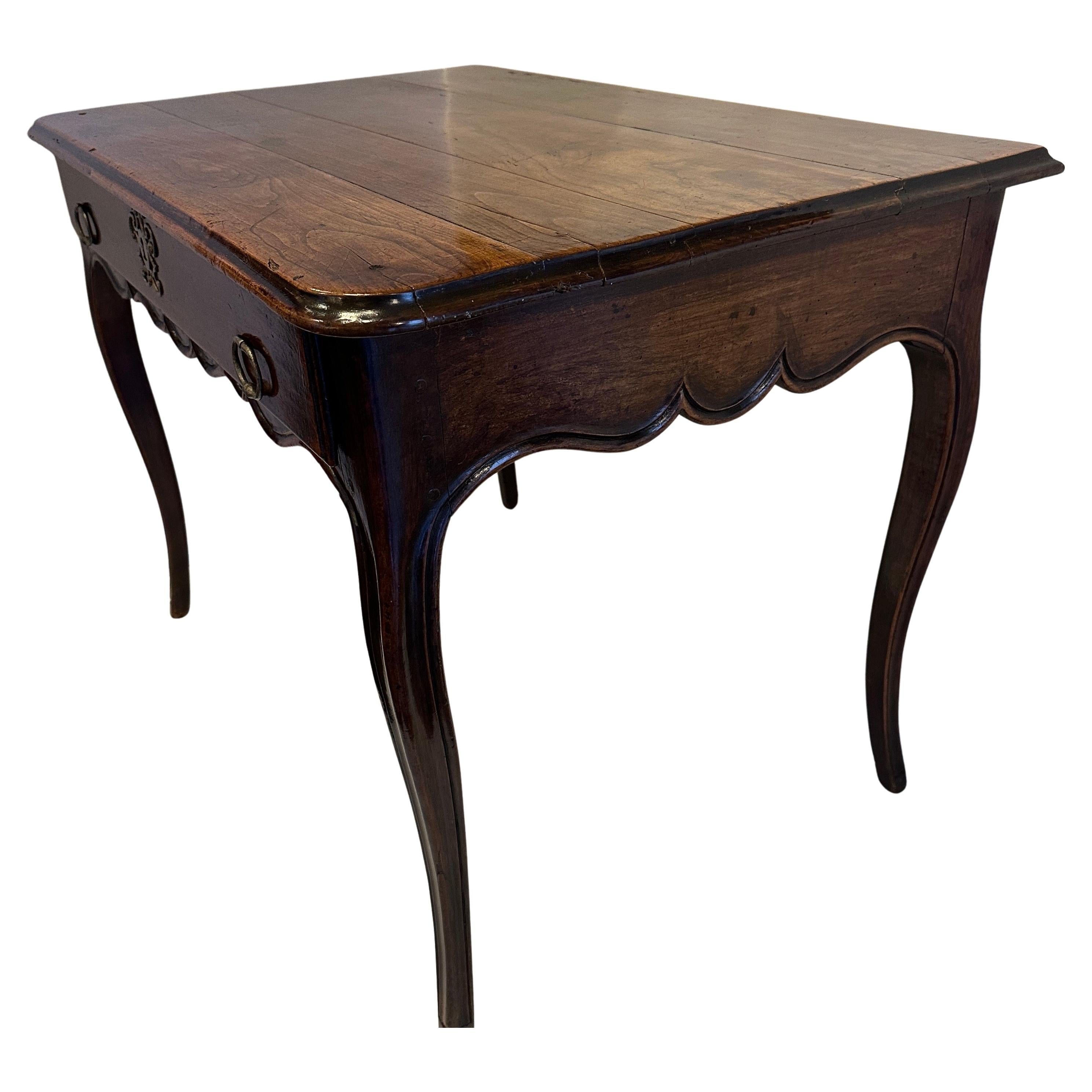 XIXe siècle Table d'appoint ancienne en noyer français en vente