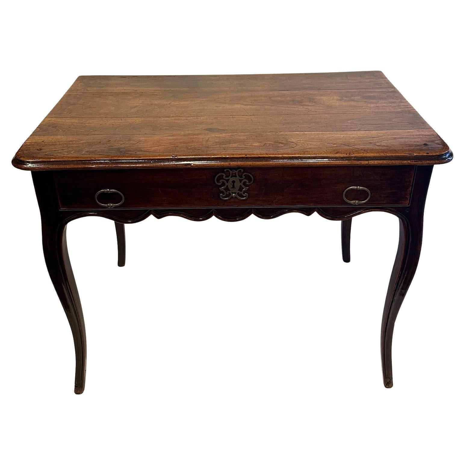 Étain Table d'appoint ancienne en noyer français en vente