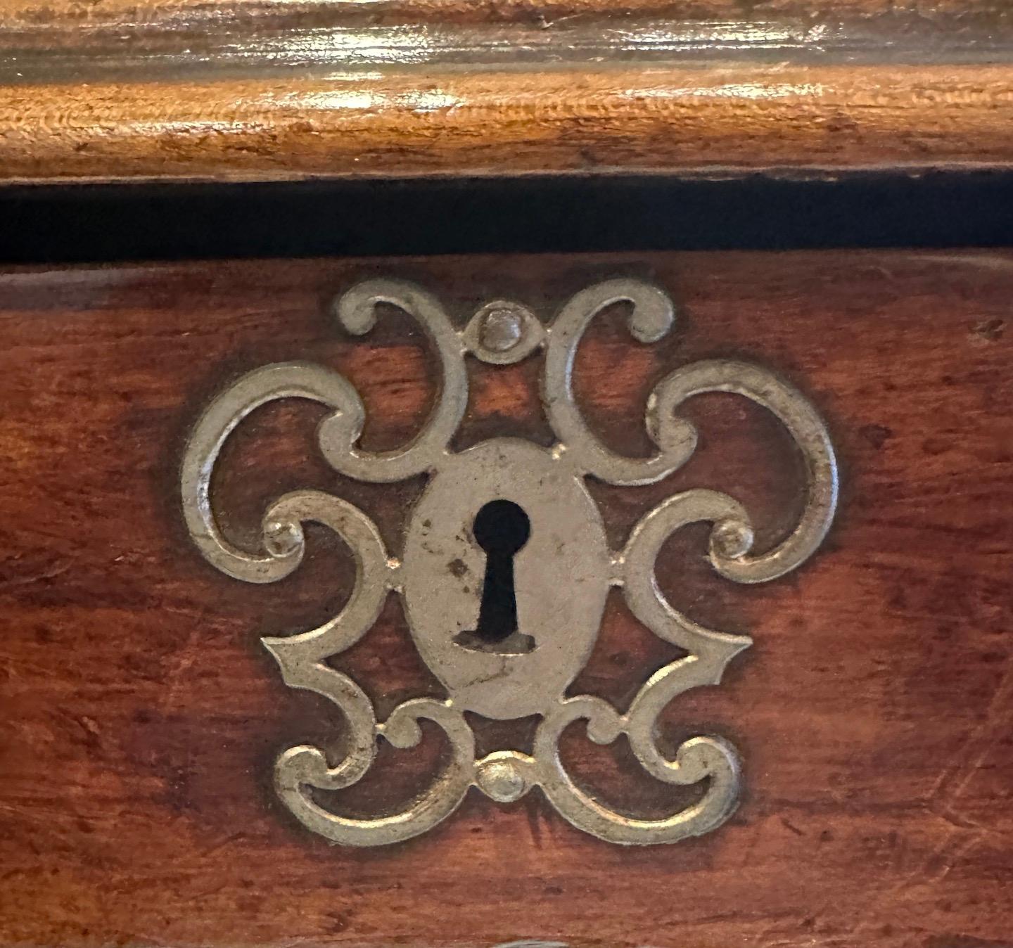 Table d'appoint ancienne en noyer français en vente 1