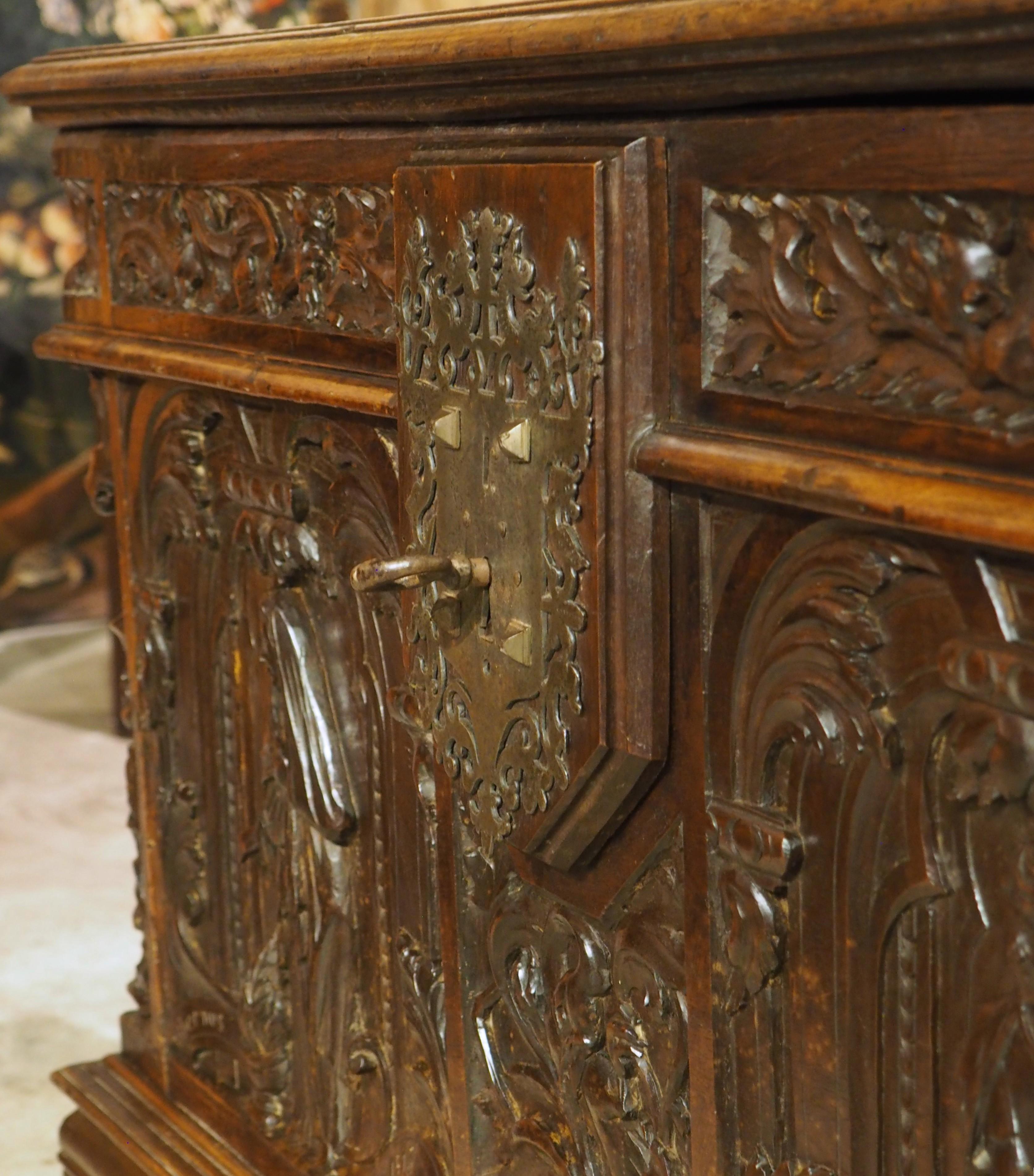Antico baule francese in legno di noce raffigurante l'inverno e l'estate, XVII sec. e seguenti in vendita 3