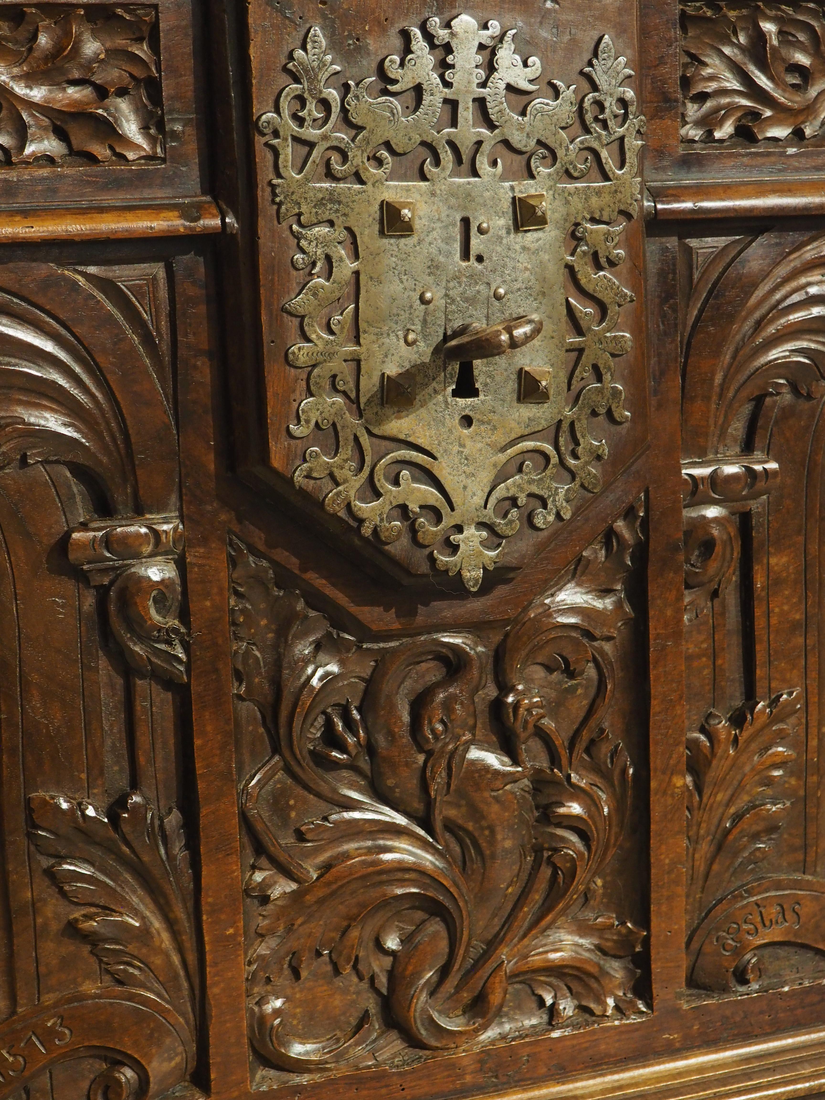 Antico baule francese in legno di noce raffigurante l'inverno e l'estate, XVII sec. e seguenti in vendita 4