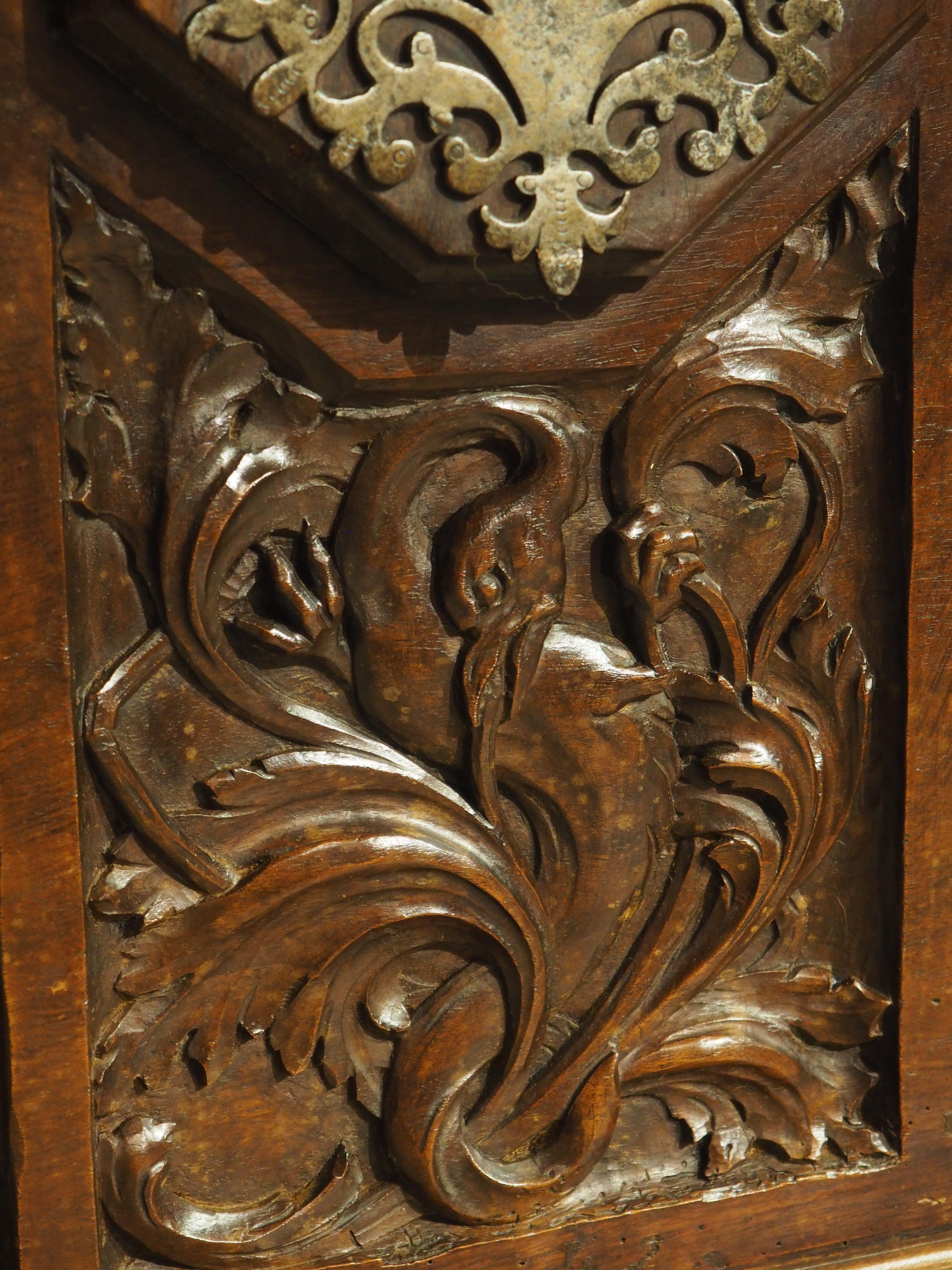 Antico baule francese in legno di noce raffigurante l'inverno e l'estate, XVII sec. e seguenti in vendita 5