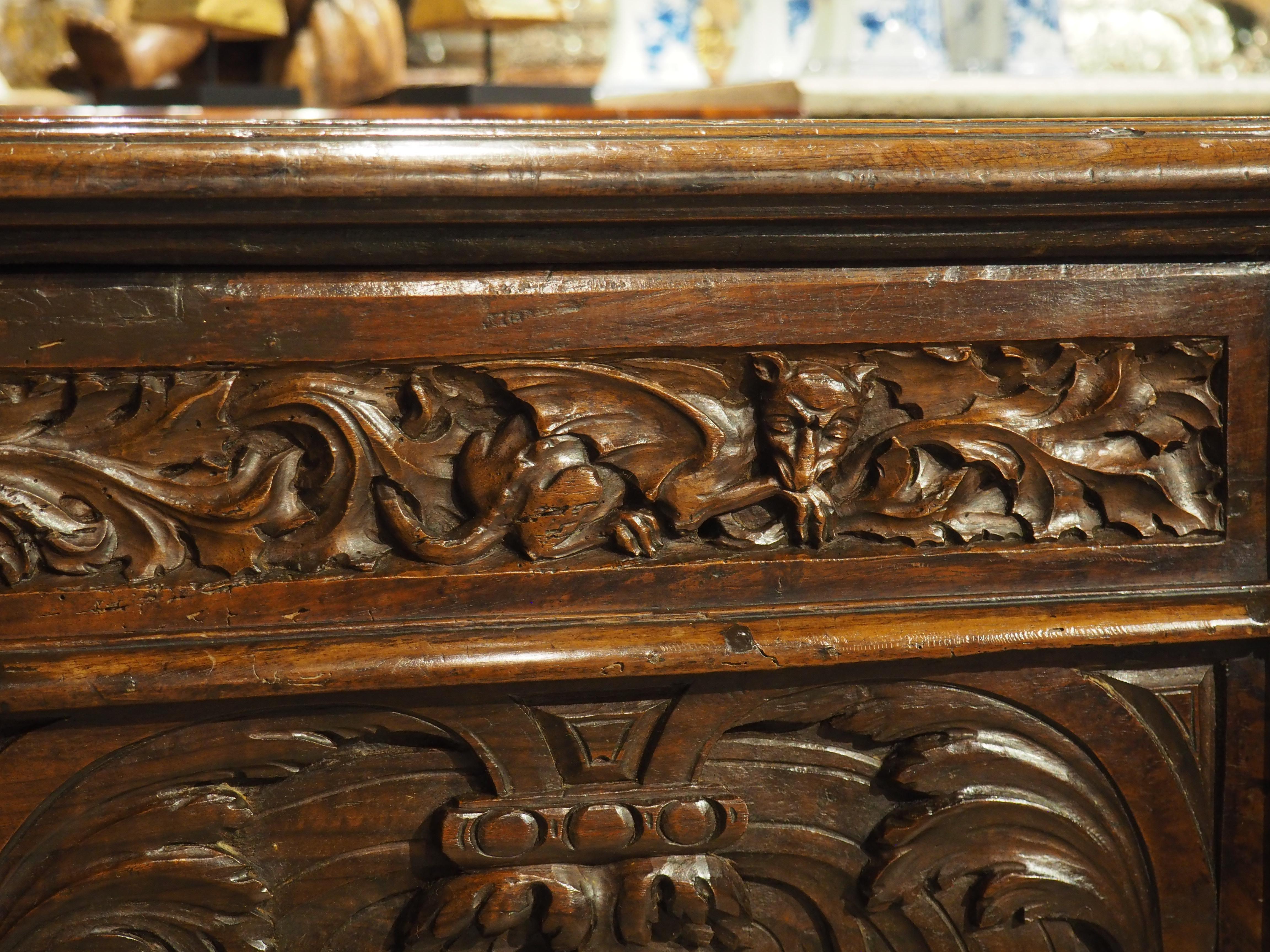Antico baule francese in legno di noce raffigurante l'inverno e l'estate, XVII sec. e seguenti in vendita 6