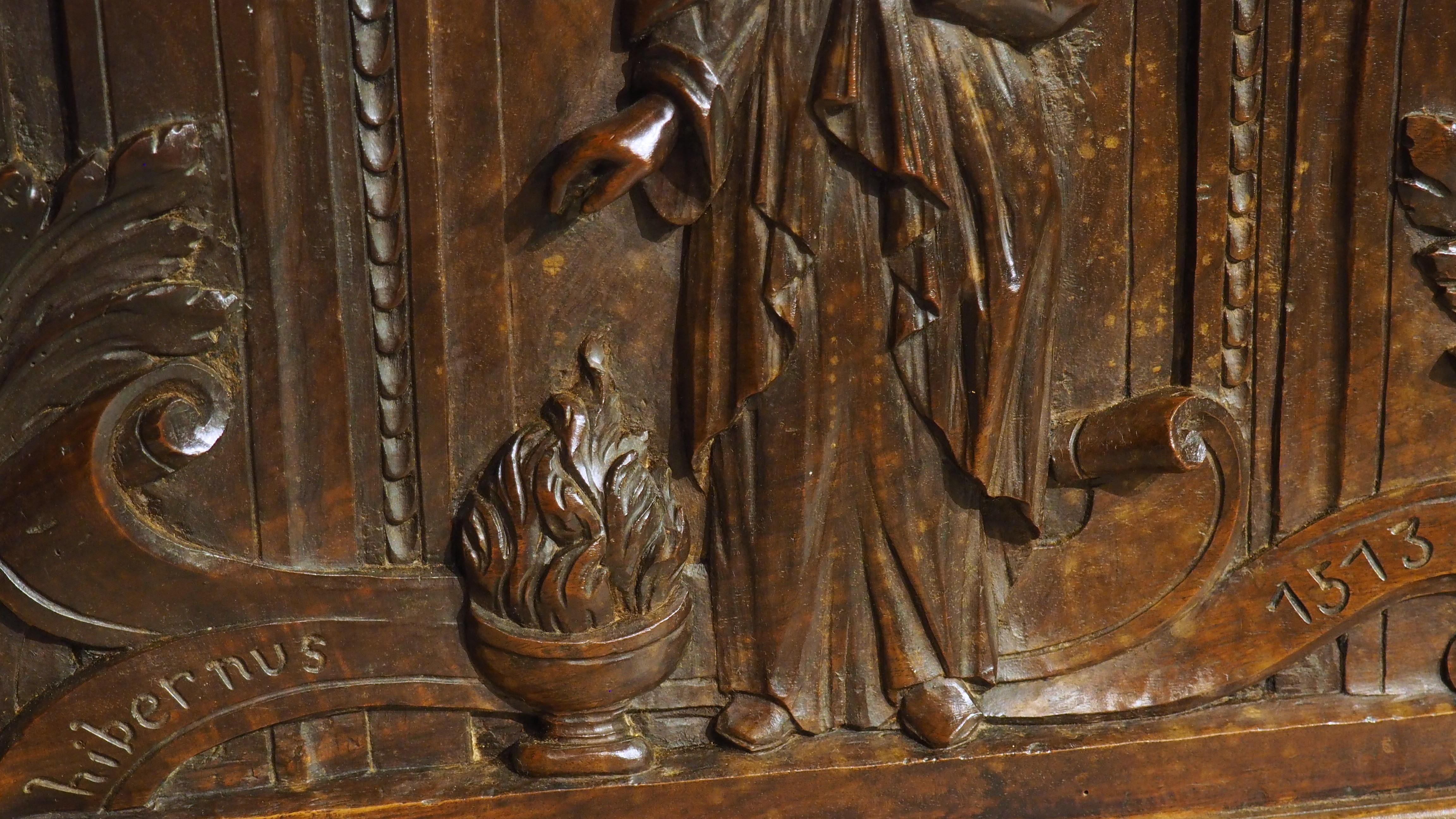 Antico baule francese in legno di noce raffigurante l'inverno e l'estate, XVII sec. e seguenti in vendita 7