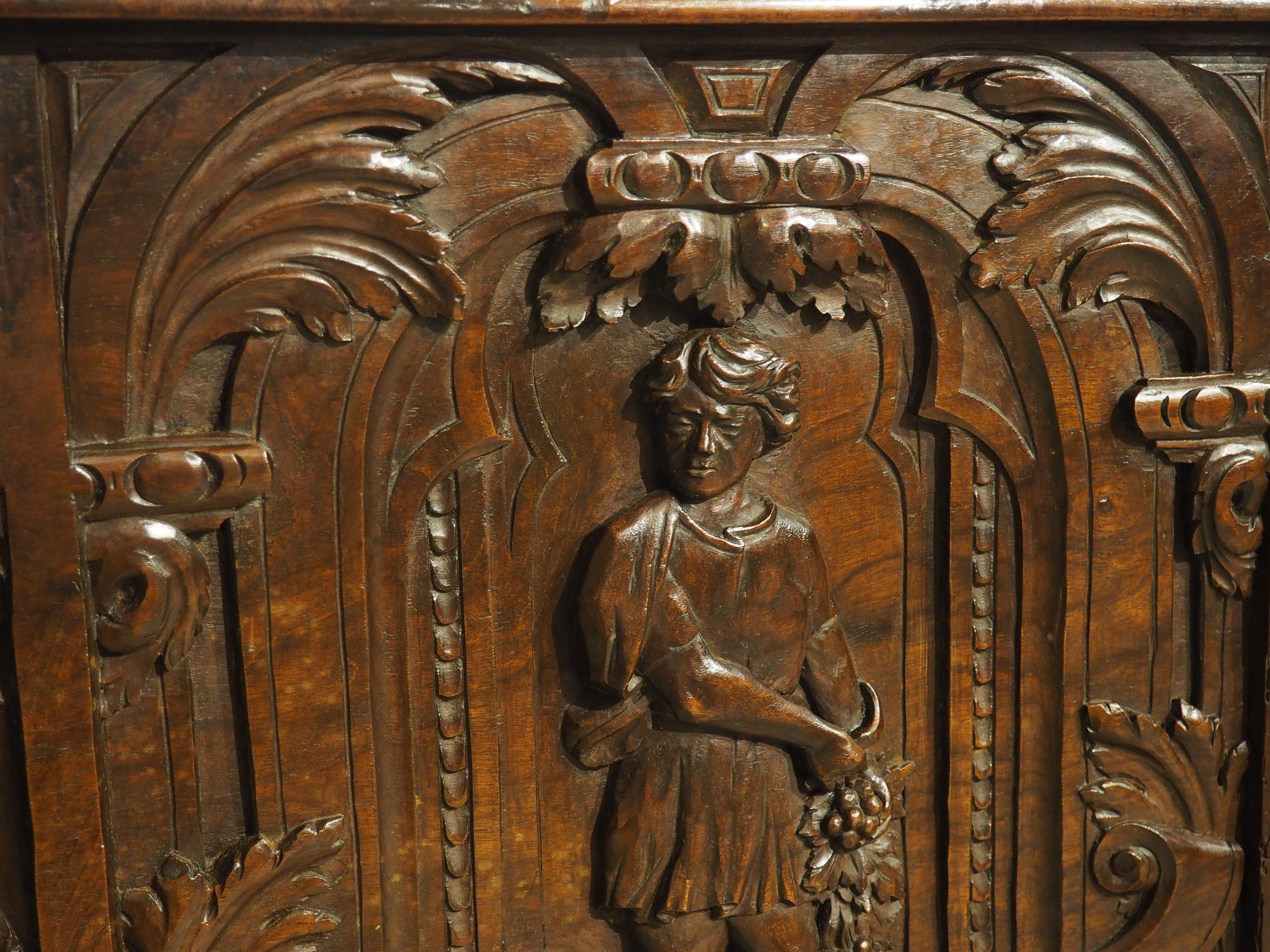 Antico baule francese in legno di noce raffigurante l'inverno e l'estate, XVII sec. e seguenti in vendita 9