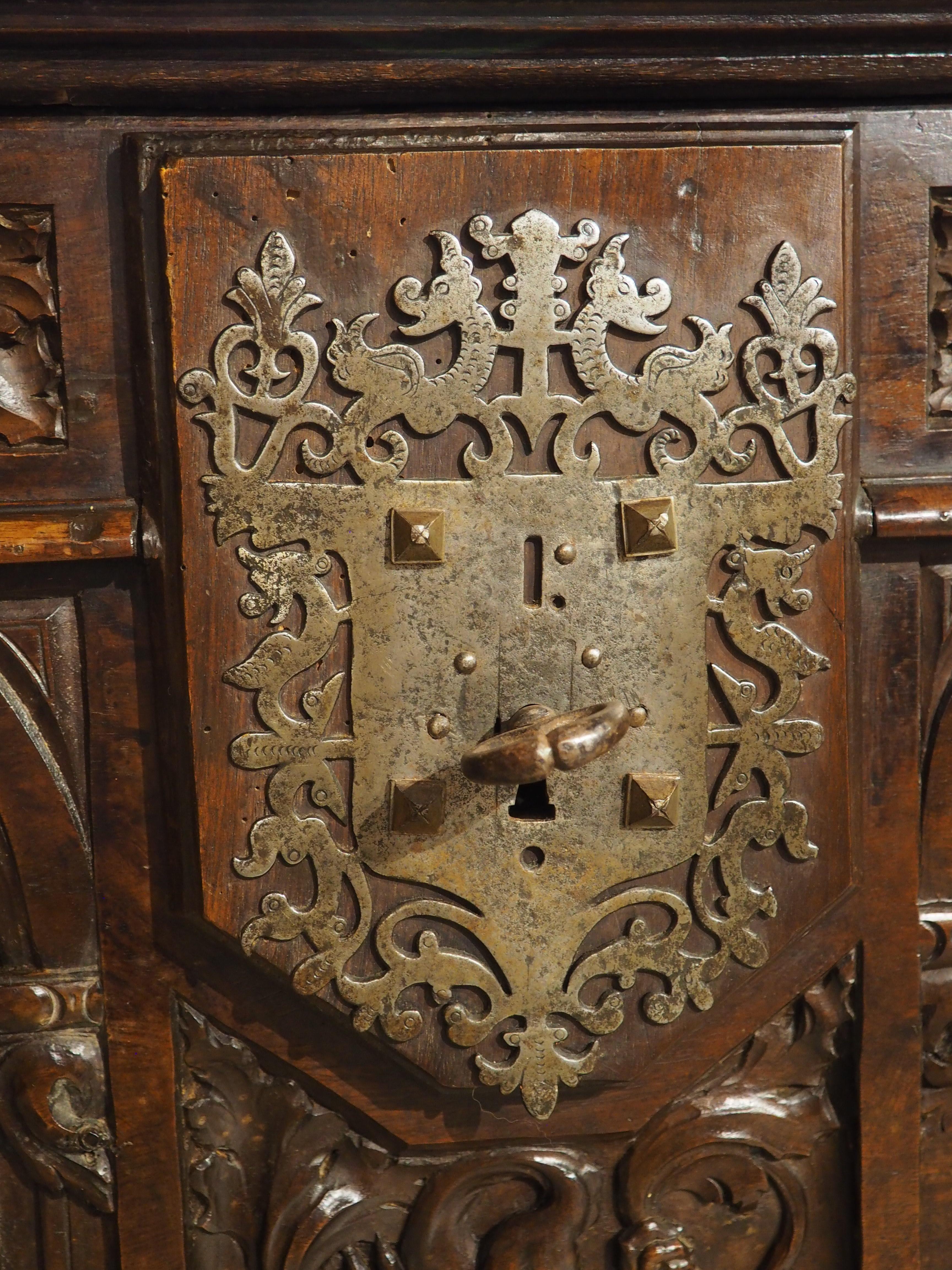 Antico baule francese in legno di noce raffigurante l'inverno e l'estate, XVII sec. e seguenti in vendita 10