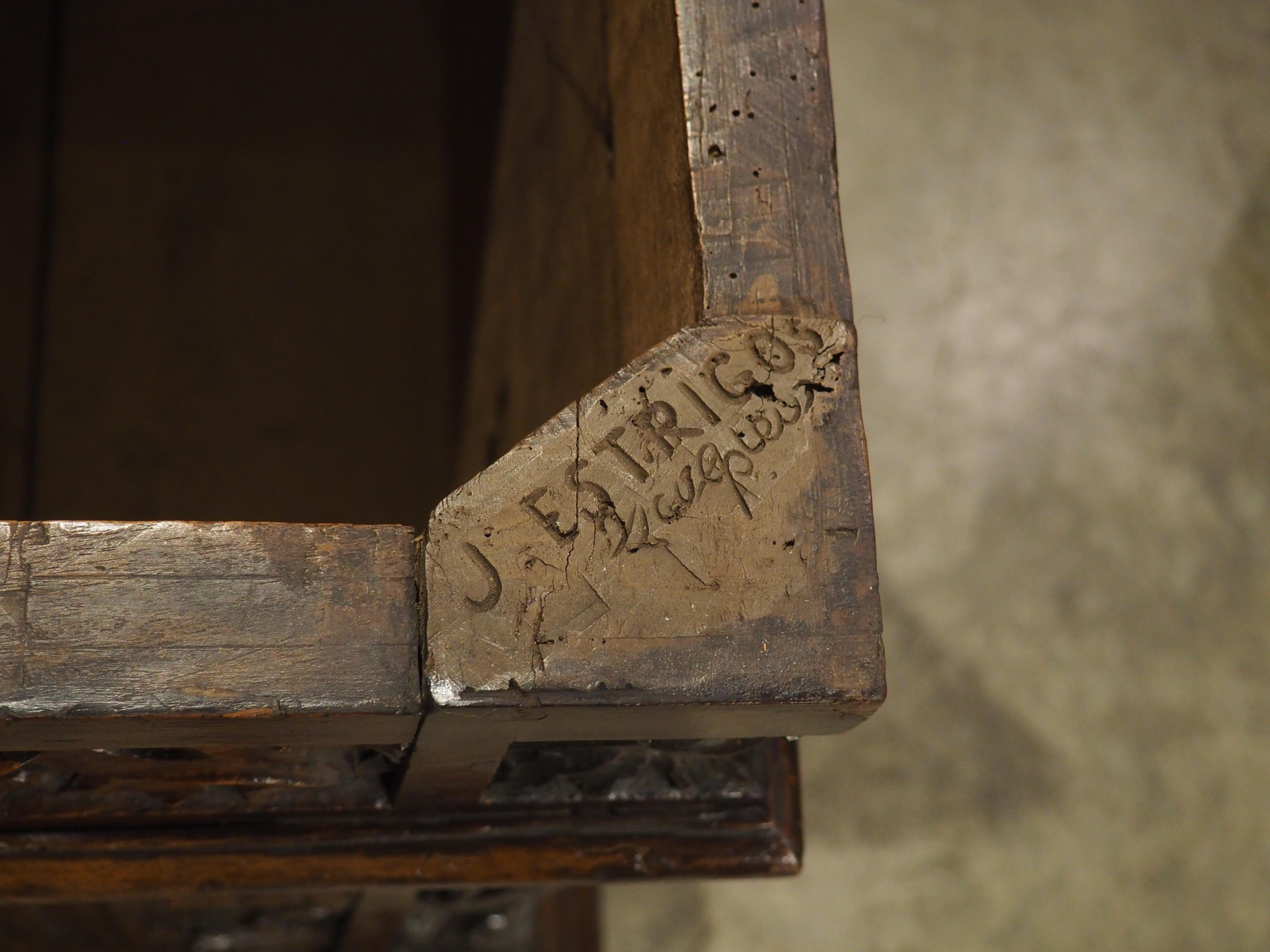 Antico baule francese in legno di noce raffigurante l'inverno e l'estate, XVII sec. e seguenti in vendita 11