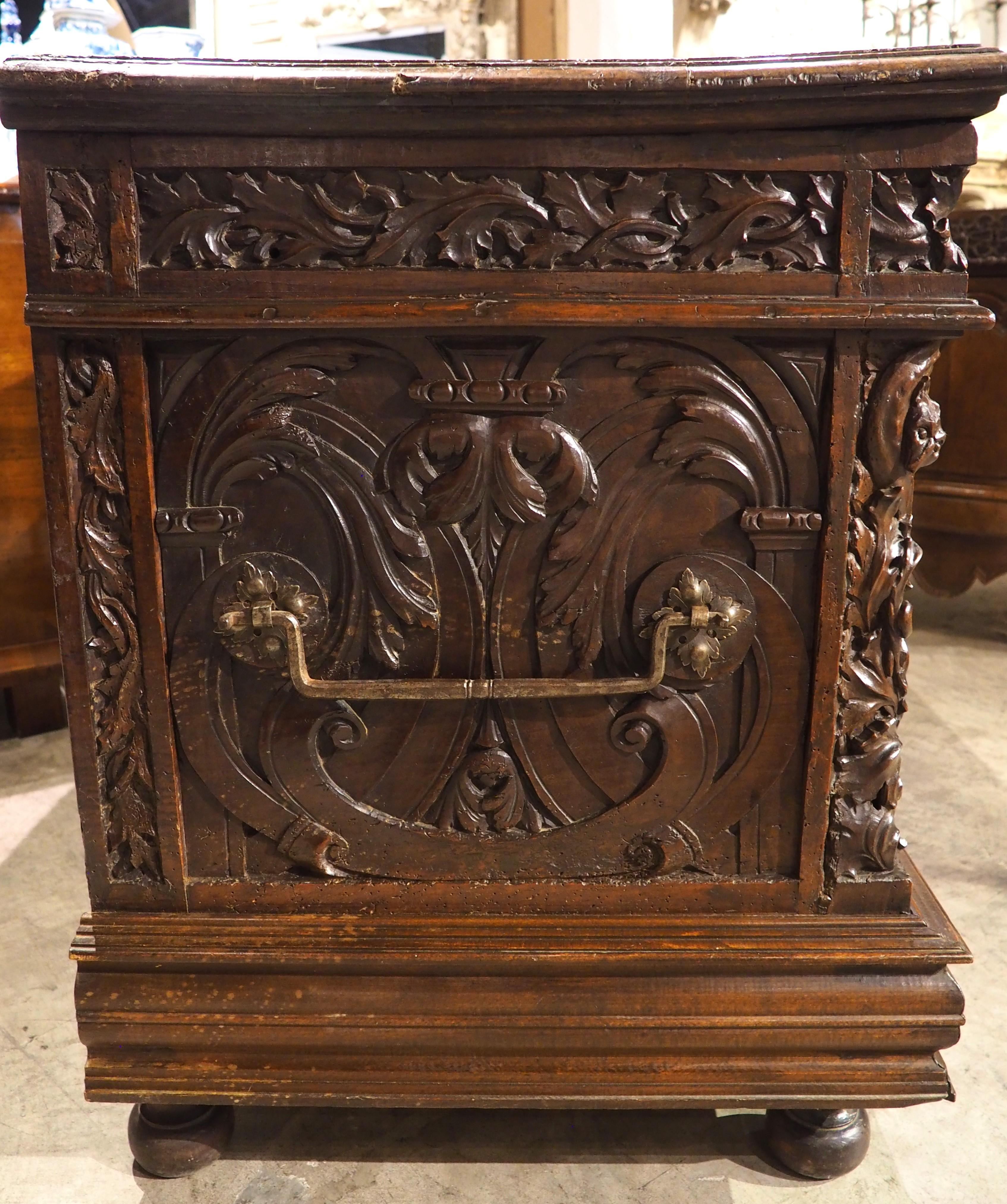 Antico baule francese in legno di noce raffigurante l'inverno e l'estate, XVII sec. e seguenti in vendita 13