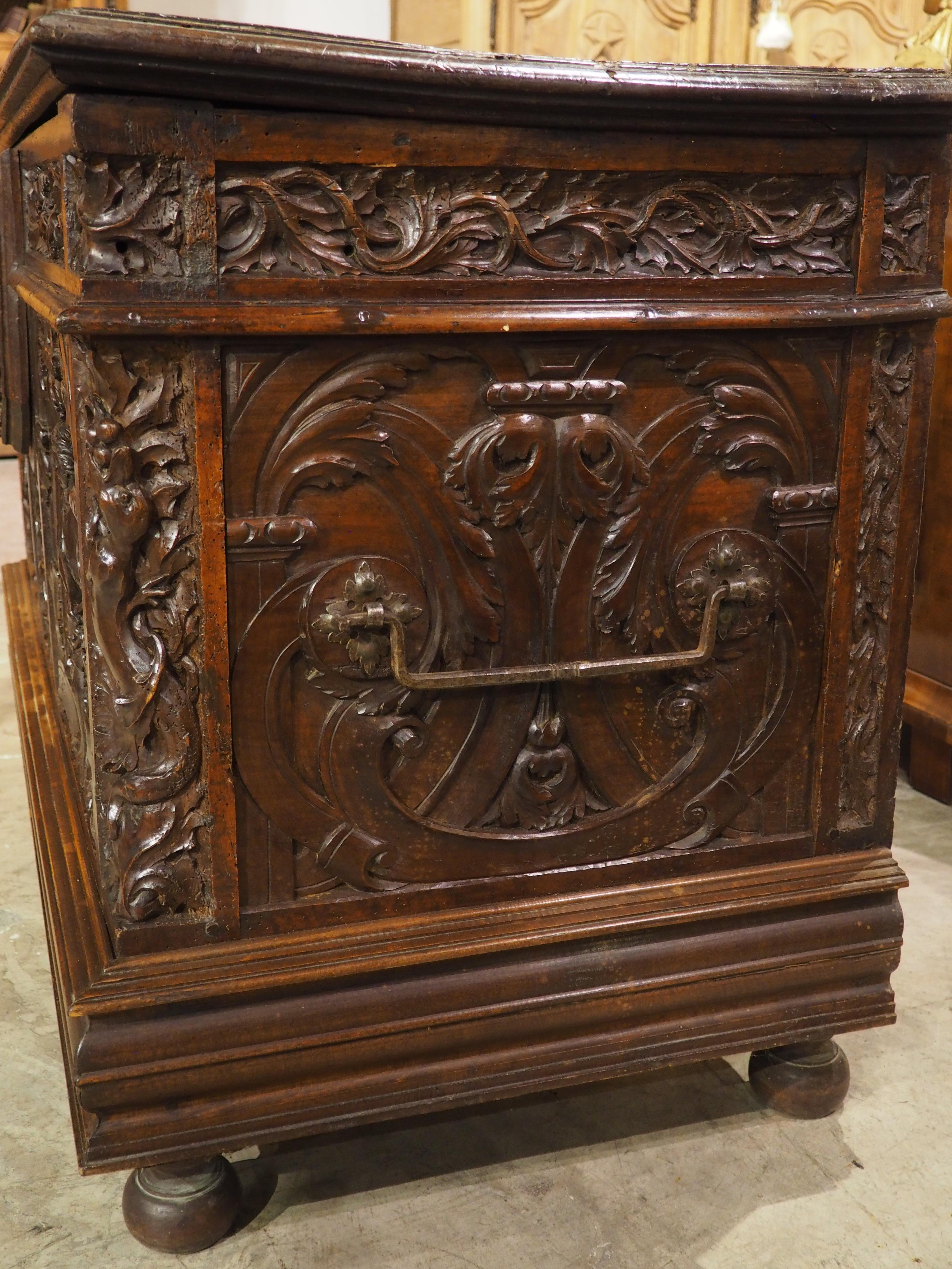 Intagliato a mano Antico baule francese in legno di noce raffigurante l'inverno e l'estate, XVII sec. e seguenti in vendita