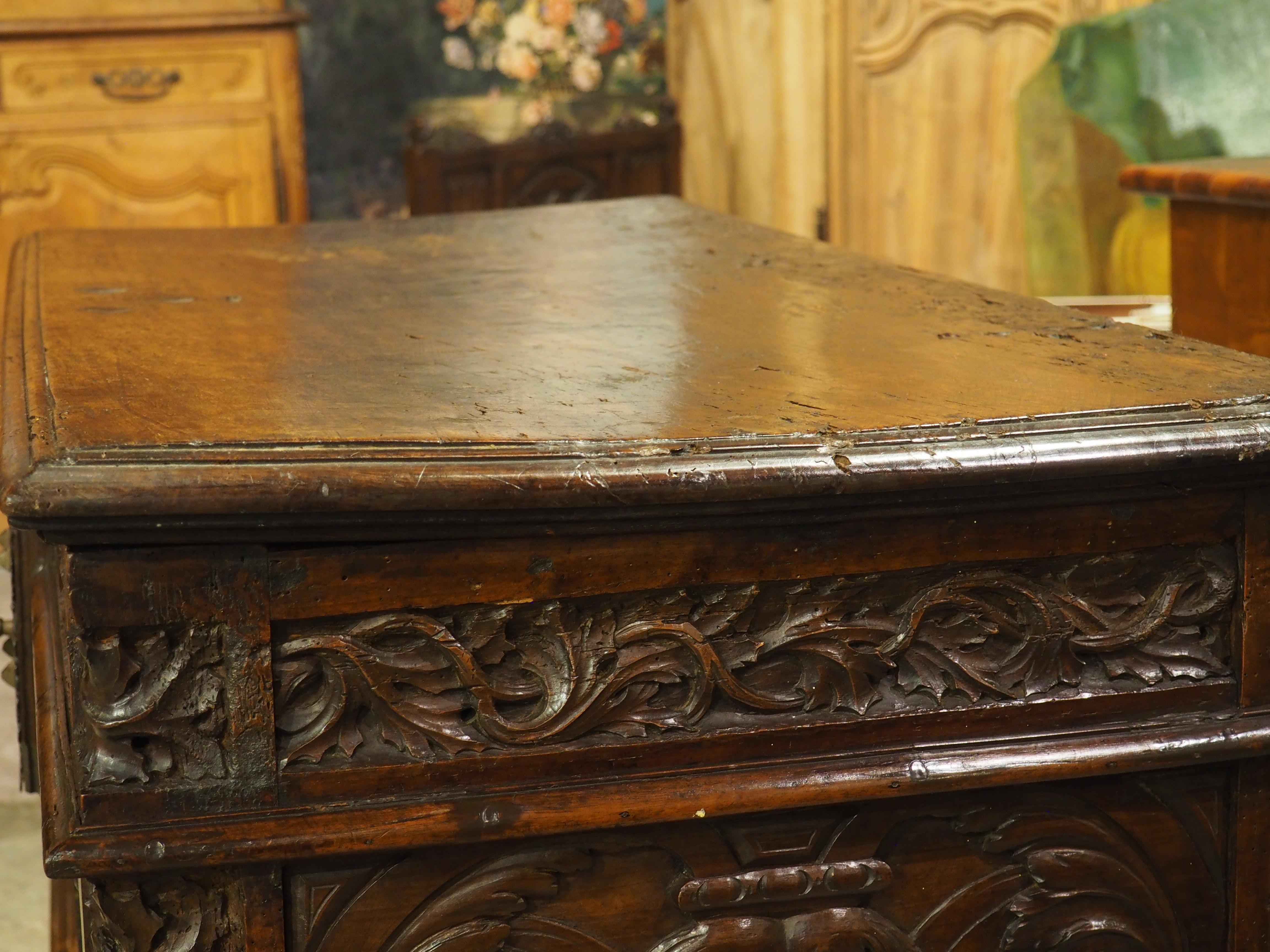 Antico baule francese in legno di noce raffigurante l'inverno e l'estate, XVII sec. e seguenti In condizioni buone in vendita a Dallas, TX