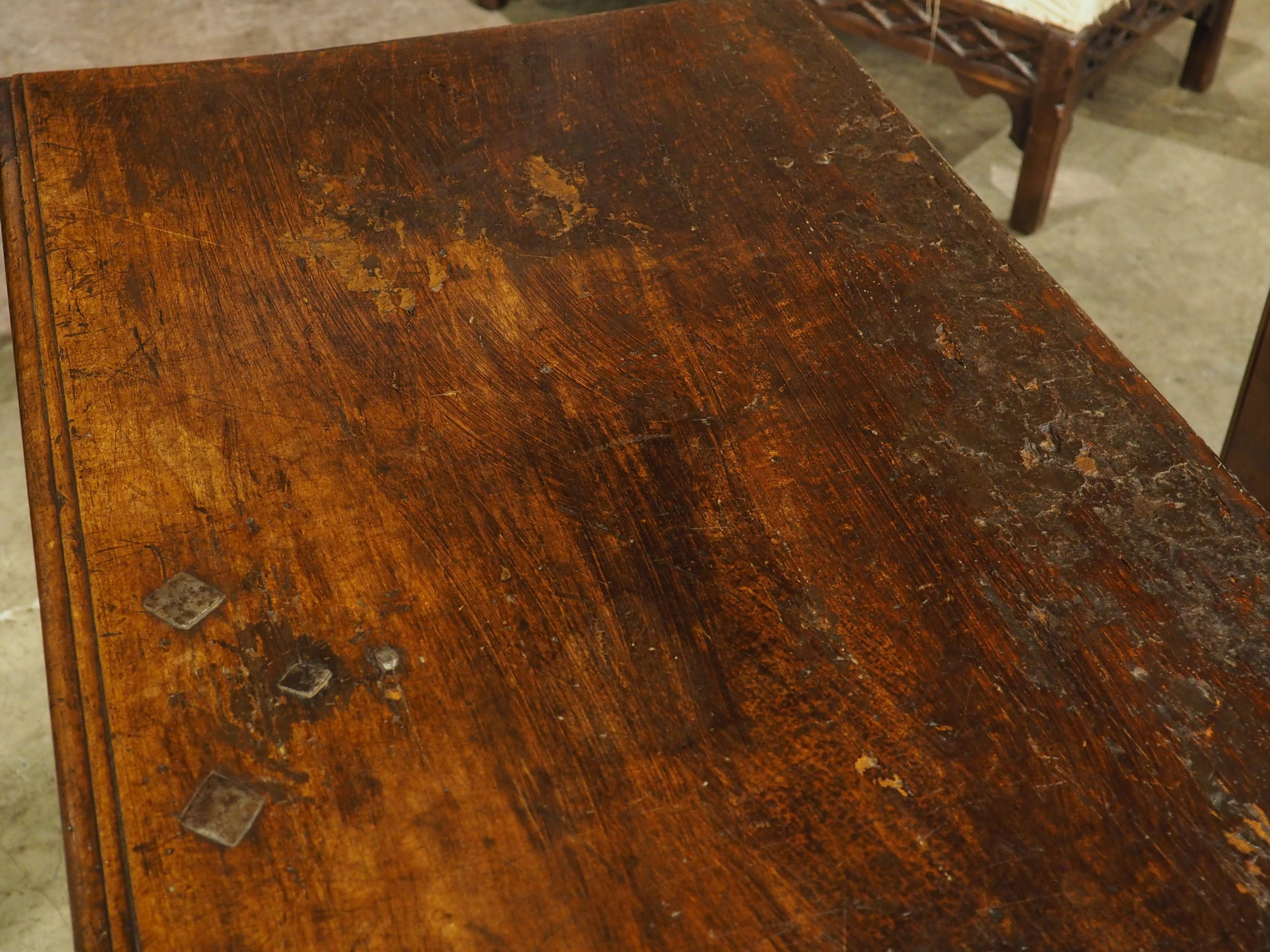 Fino al XVIII secolo Antico baule francese in legno di noce raffigurante l'inverno e l'estate, XVII sec. e seguenti in vendita