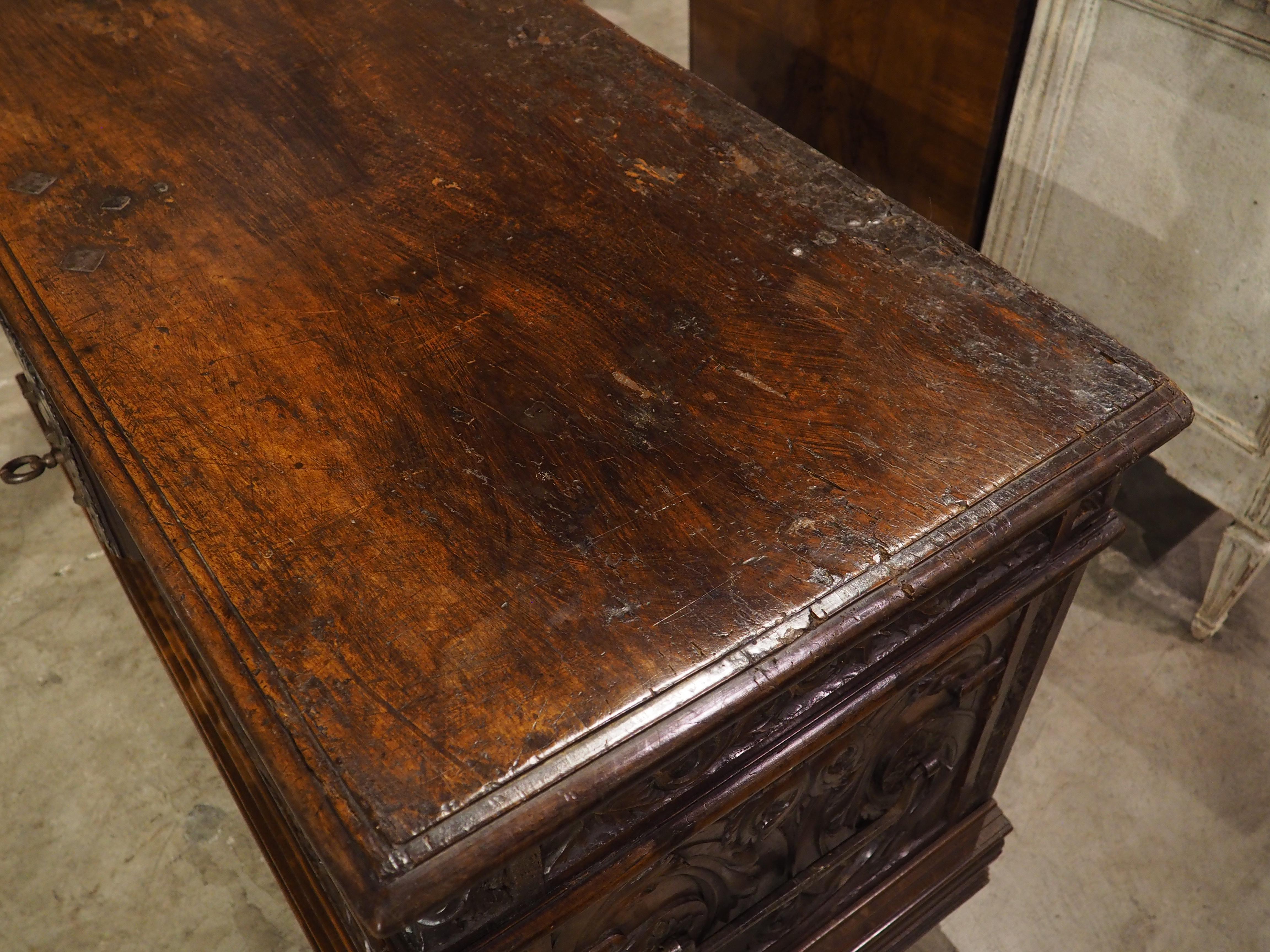 Metallo Antico baule francese in legno di noce raffigurante l'inverno e l'estate, XVII sec. e seguenti in vendita