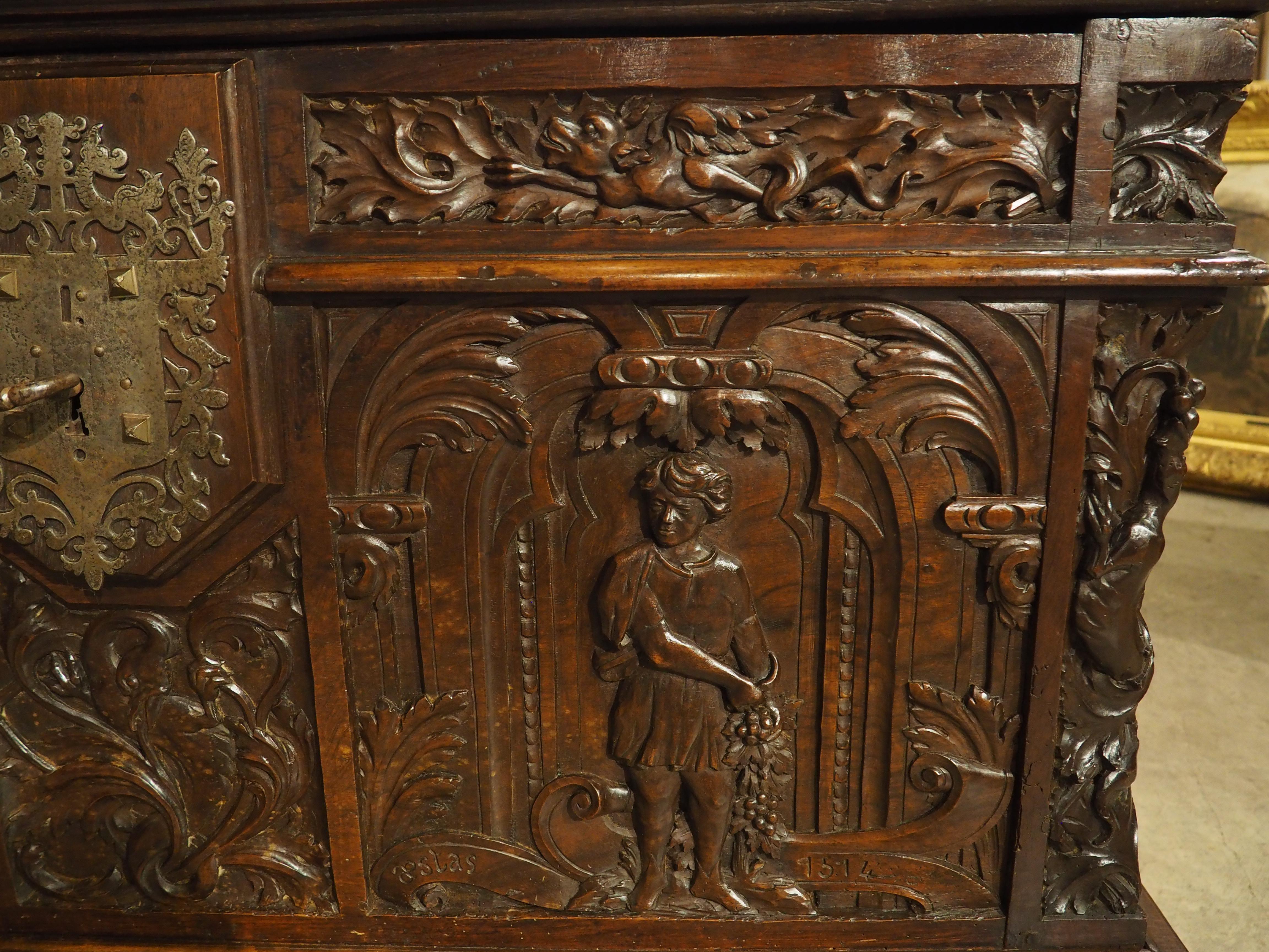 Antico baule francese in legno di noce raffigurante l'inverno e l'estate, XVII sec. e seguenti in vendita 1