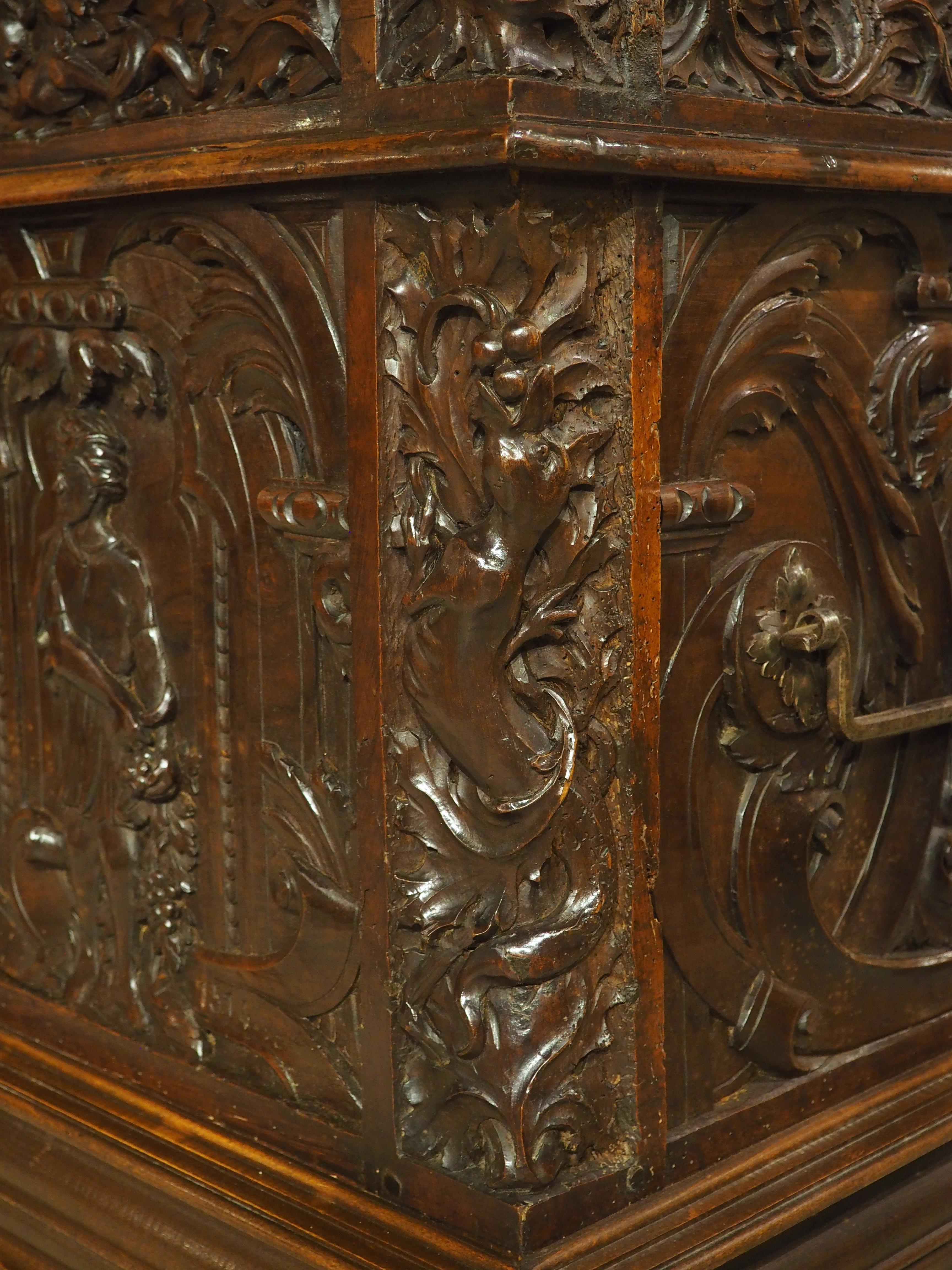 Antico baule francese in legno di noce raffigurante l'inverno e l'estate, XVII sec. e seguenti in vendita 2
