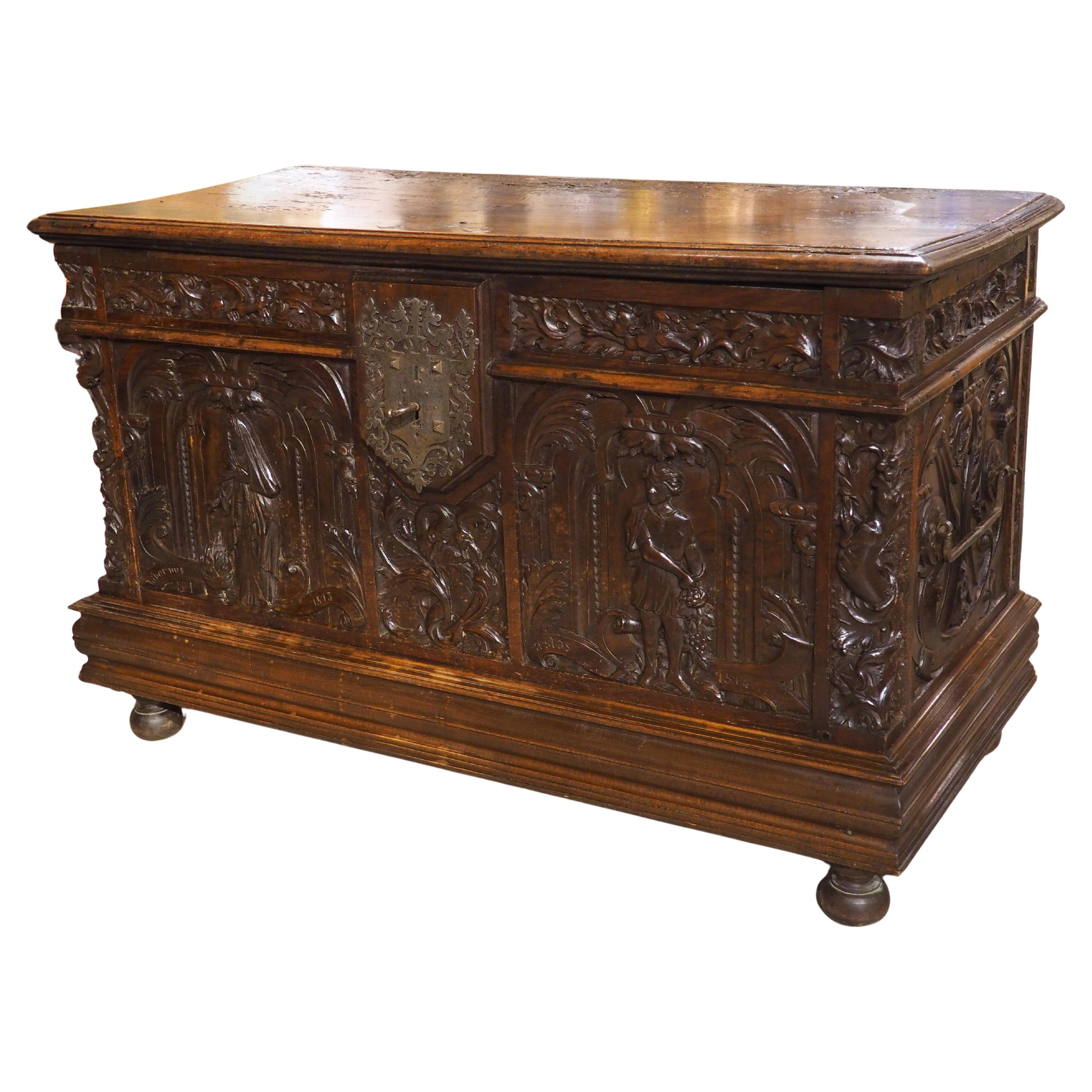 Antico baule francese in legno di noce raffigurante l'inverno e l'estate, XVII sec. e seguenti in vendita