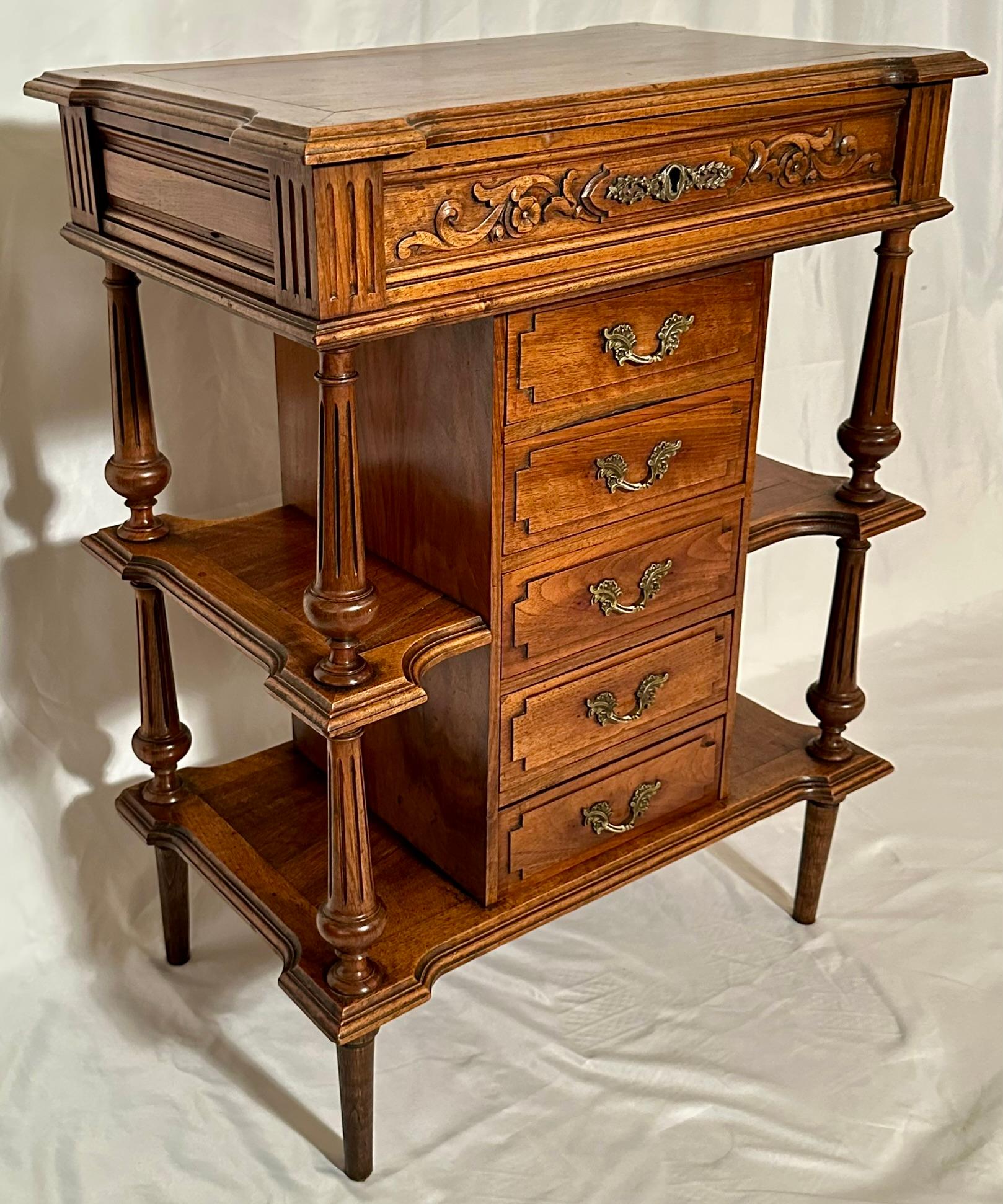 Antiguo tocador francés de nogal con espejo, Circa 1880. Francés en venta