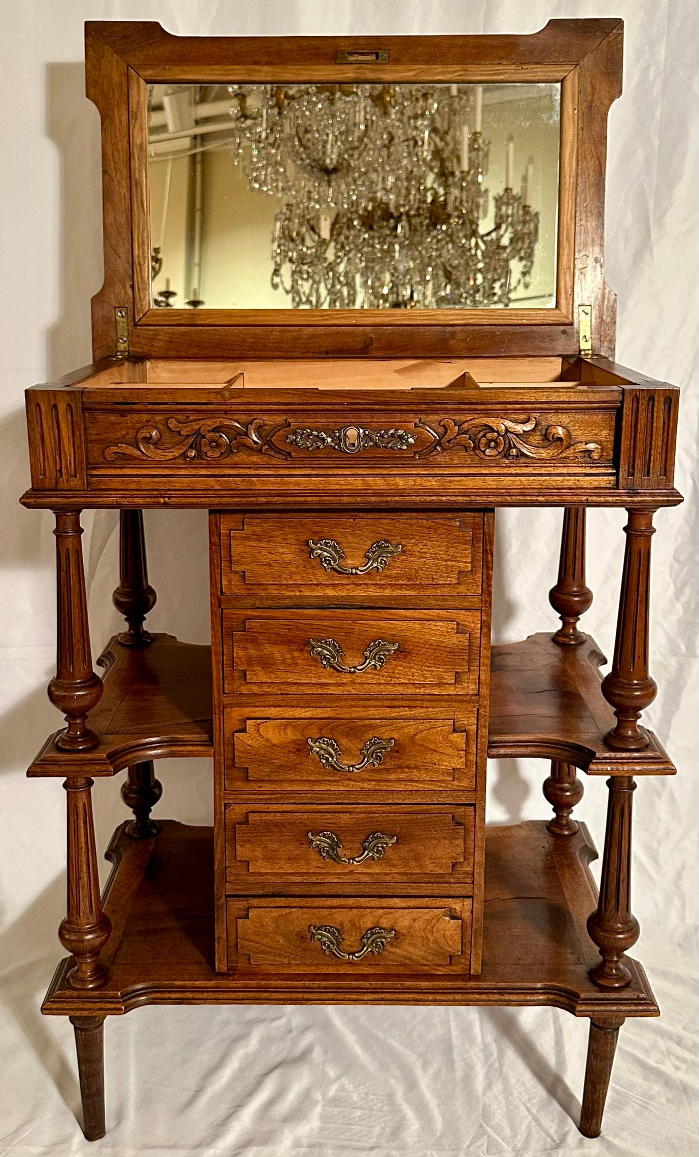 Antiguo tocador francés de nogal con espejo, Circa 1880. en Bueno estado para la venta en New Orleans, LA