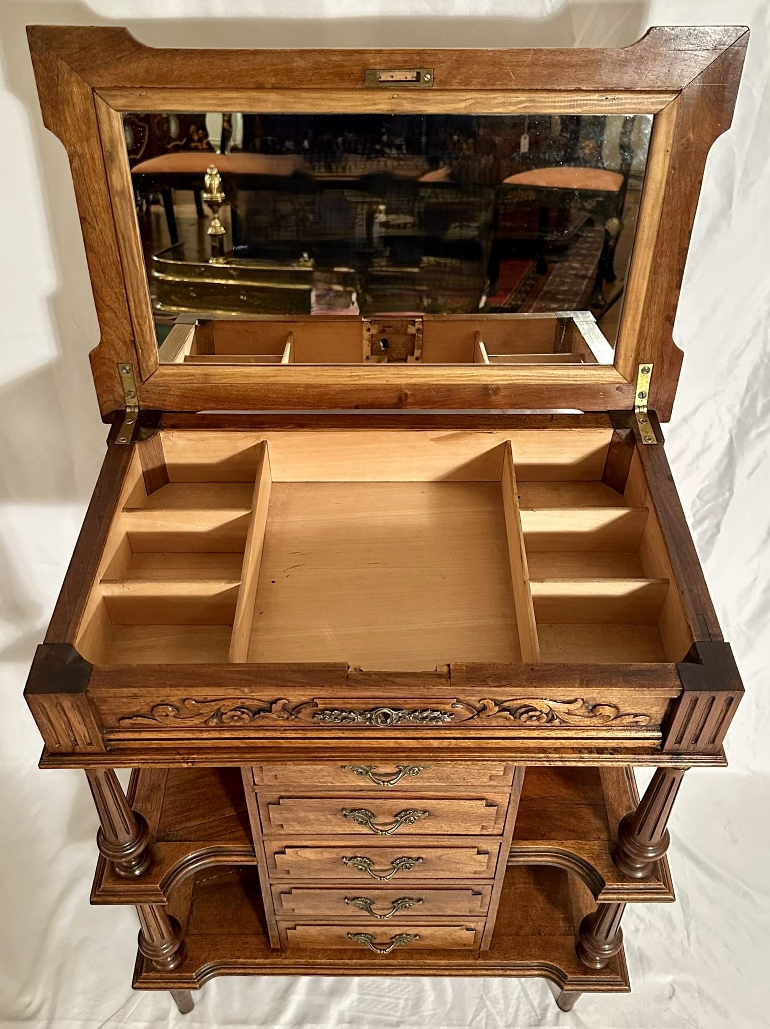 Antiguo tocador francés de nogal con espejo, Circa 1880. siglo XIX en venta