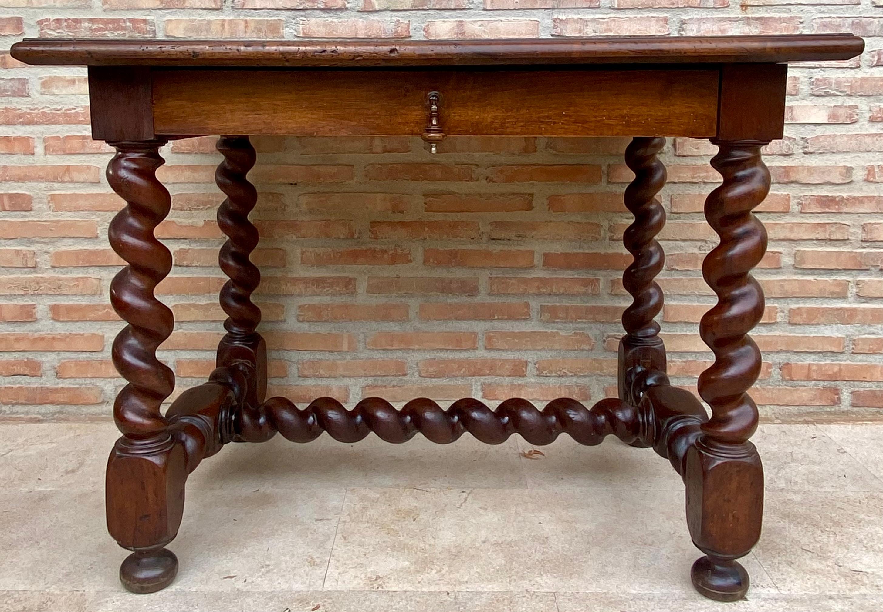 Preciosa pieza de librería de nogal que puede utilizarse como escritorio o mesa de trabajo. De robusta madera de nogal. Todas sus patas y camilla son salomónicas y tiene un cajón con su tirador de madera, es de principios del siglo XIX.
Esta hermosa