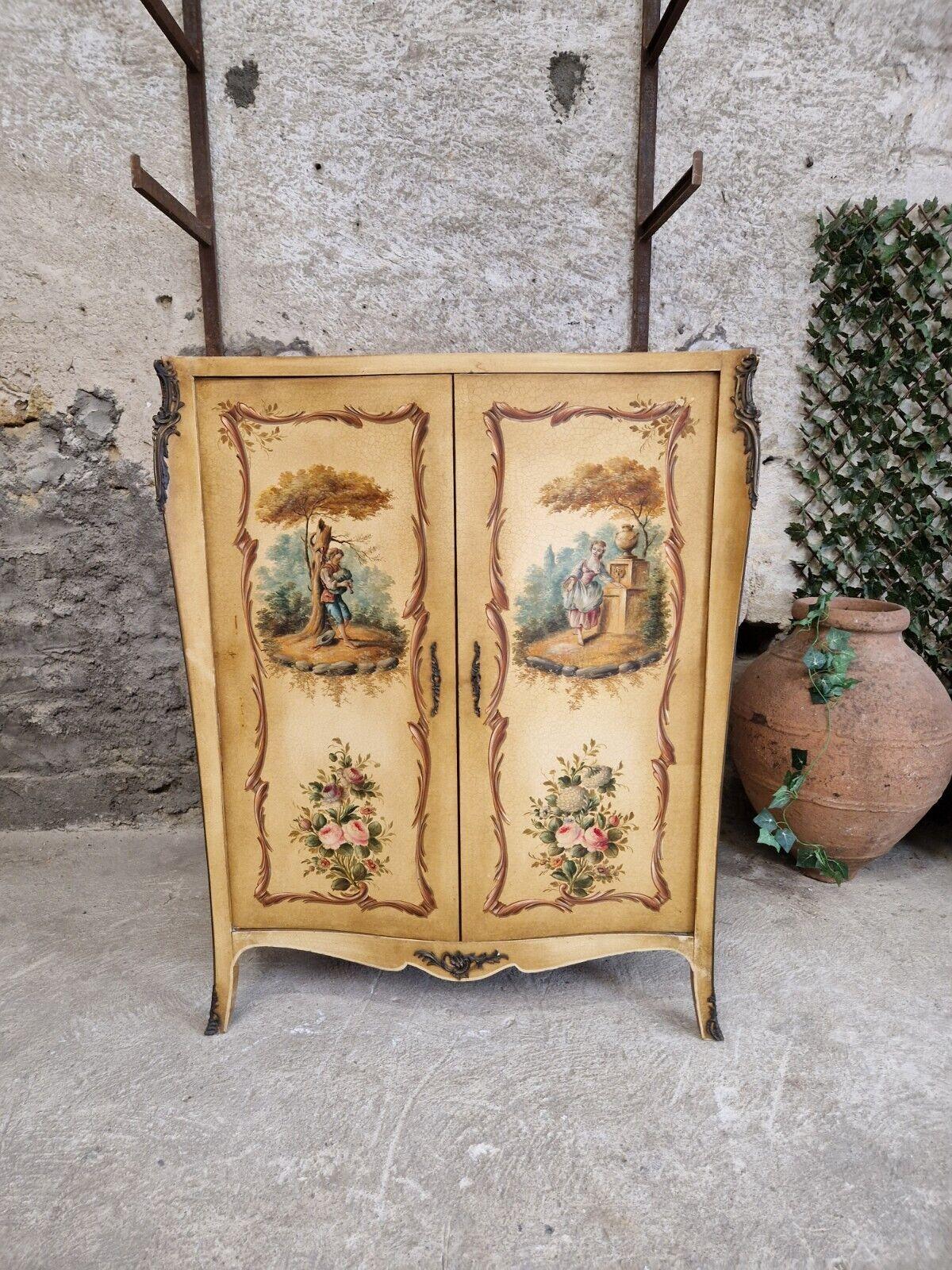 

Dieser atemberaubende antike französische Schrank im Stil von Ludwig XV. ist ein wahres Meisterwerk. Der handbemalte, polychromierte Schrank ist aus hochwertigem Holz mit creme-beiger Craquelé-Lackierung gefertigt und verfügt über zwei Türen mit