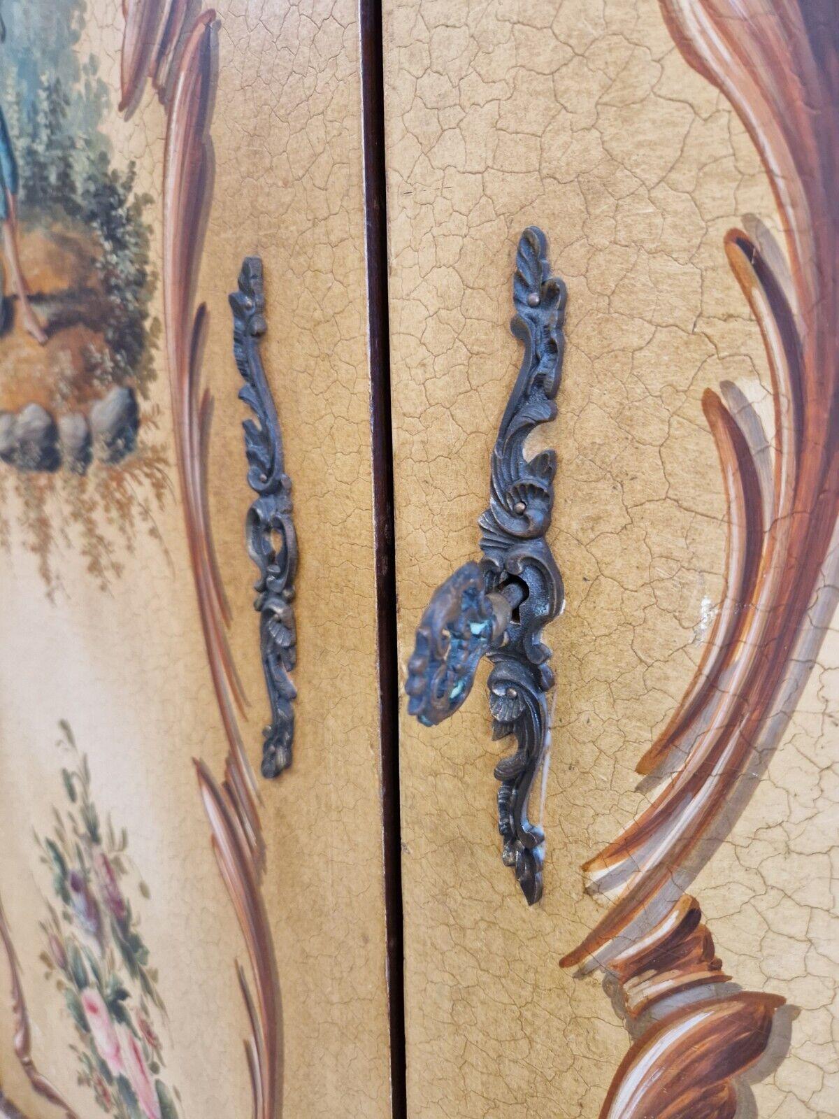 Laqué Armoire française ancienne de style Louis XV peinte à la main en vente