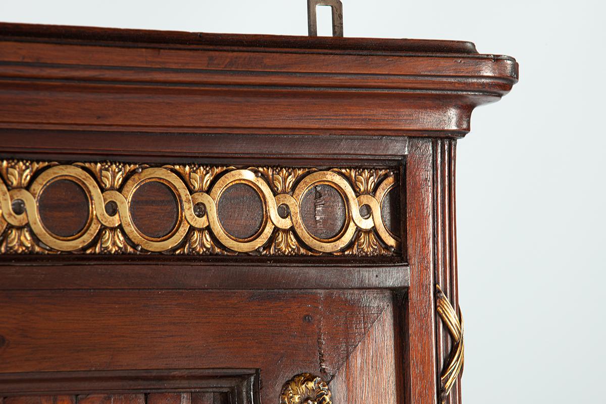 Antiguo espejo francés Louis Seize marrón cálido con marquetería y adornos de latón en venta 2