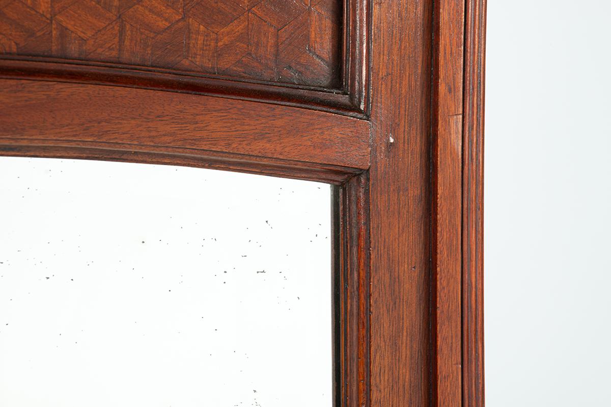 Antiguo espejo francés Louis Seize marrón cálido con marquetería y adornos de latón en venta 3