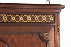 Antique French, specchio Louis Seize marrone caldo con intarsi e ornamenti in ottone