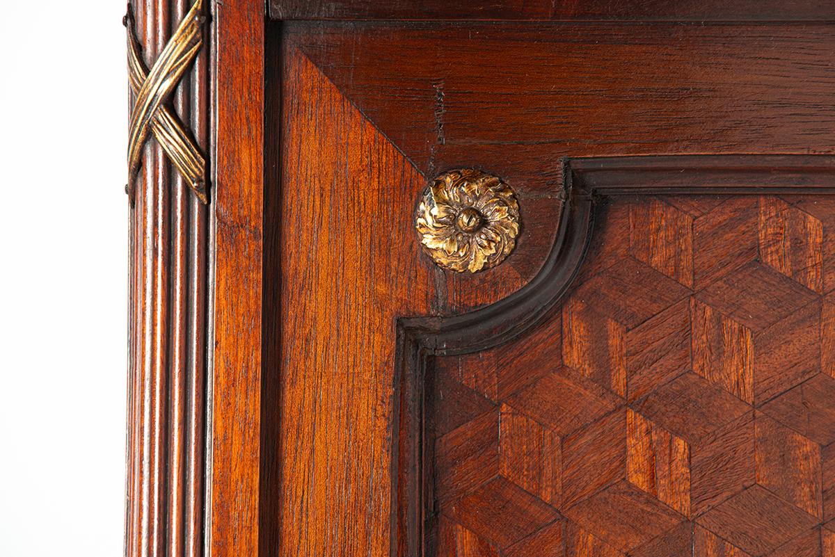 Antiguo espejo francés Louis Seize marrón cálido con marquetería y adornos de latón Vaciado en venta