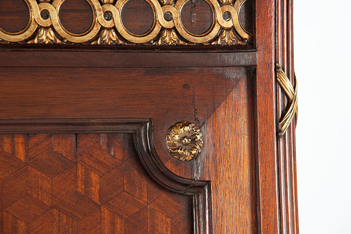 Antiguo espejo francés Louis Seize marrón cálido con marquetería y adornos de latón en Bueno estado para la venta en Casteren, NL