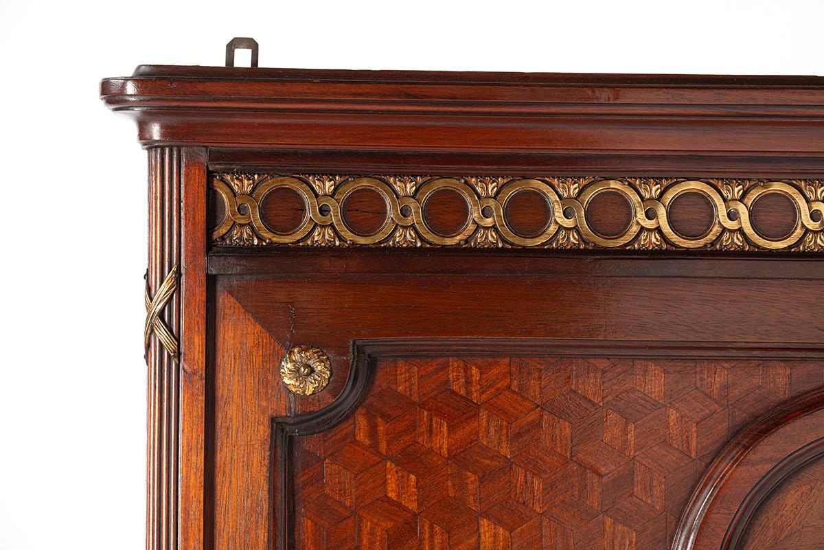 Antiguo espejo francés Louis Seize marrón cálido con marquetería y adornos de latón Latón en venta