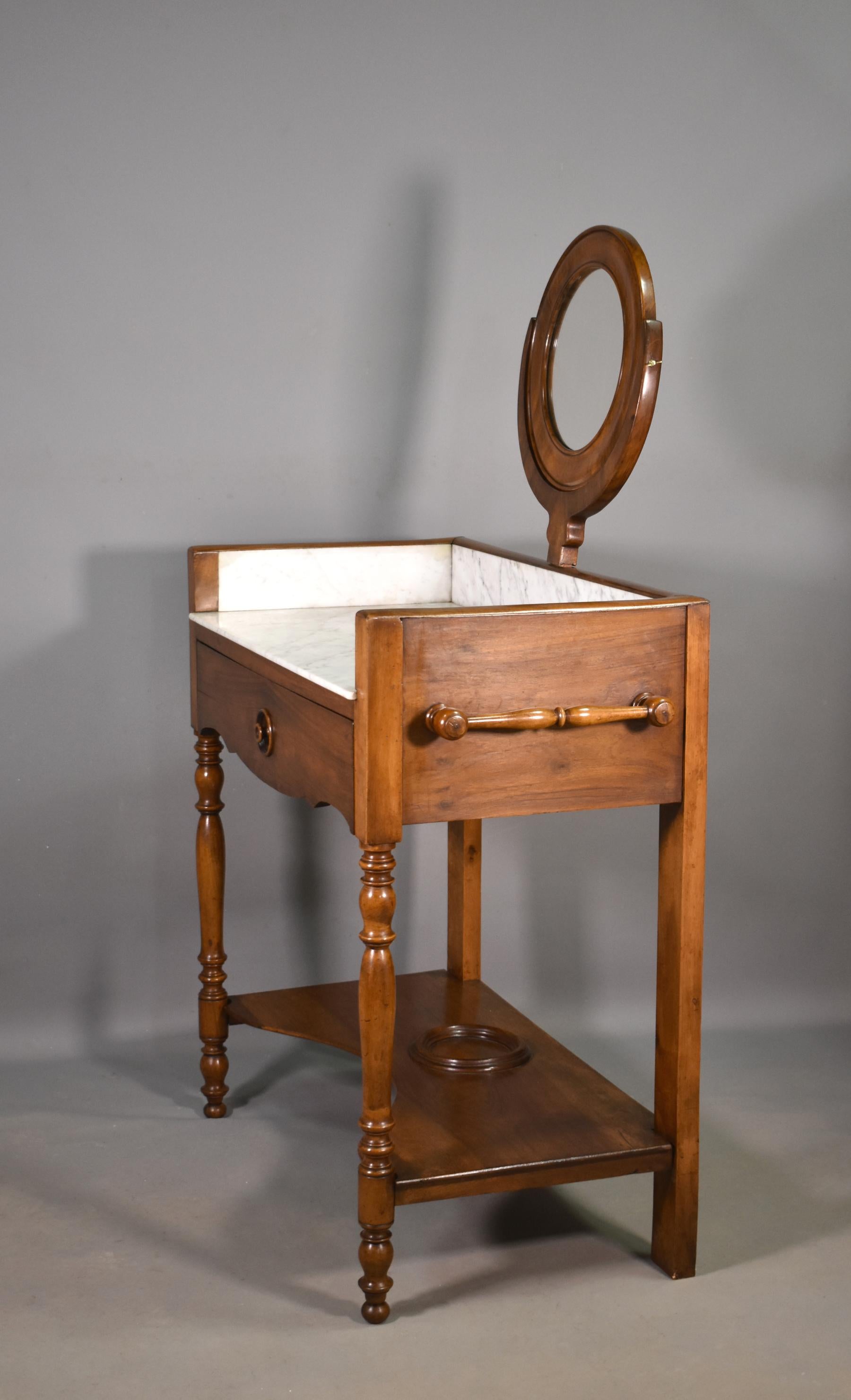 Miroir Meuble de toilette français ancien en noyer de style Louis 19C Louis Philippe en vente