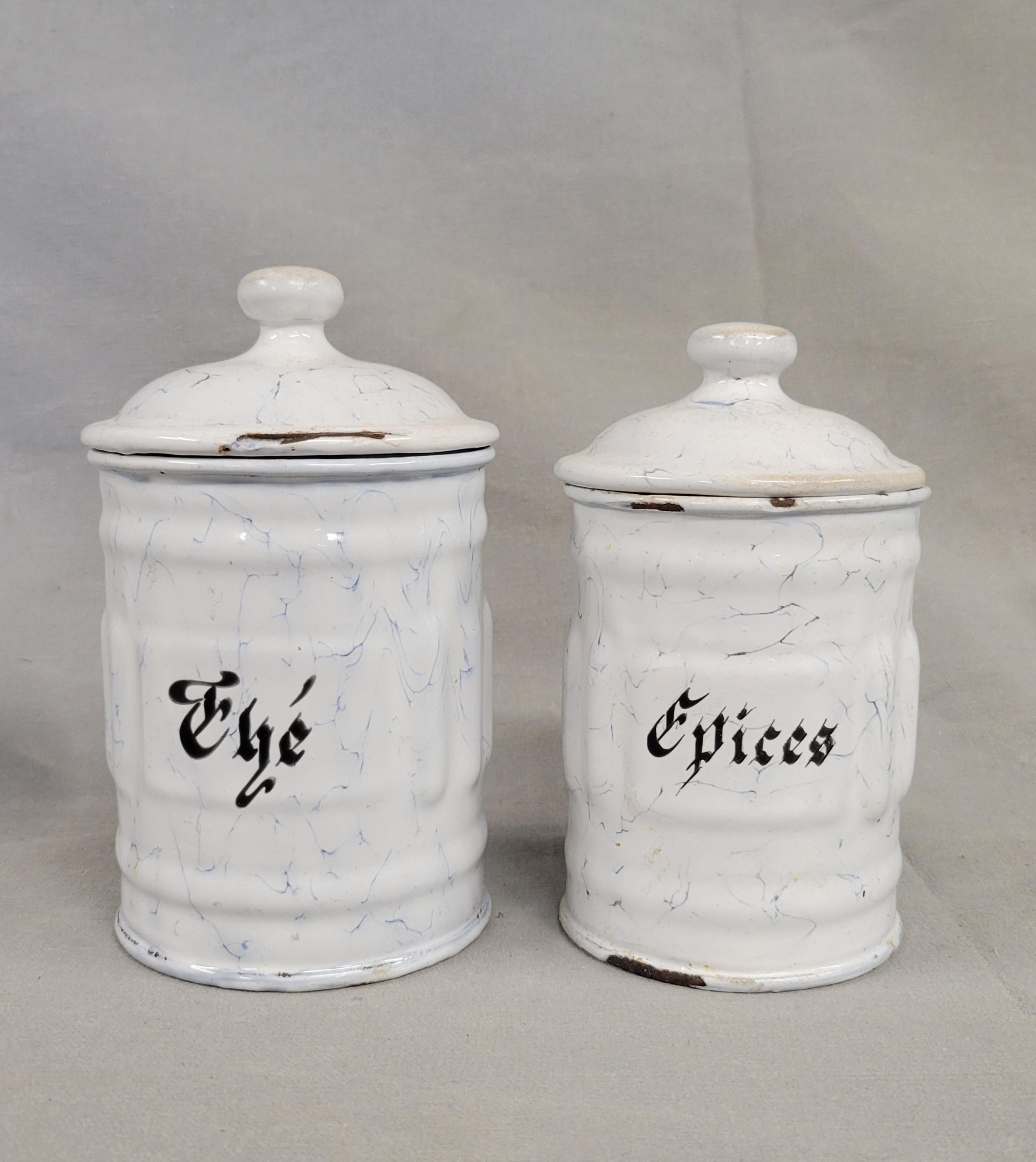 Antike Französisch Weiß und Blau Emaille Kanister Set - 6 Pieces im Zustand „Gut“ im Angebot in Centennial, CO