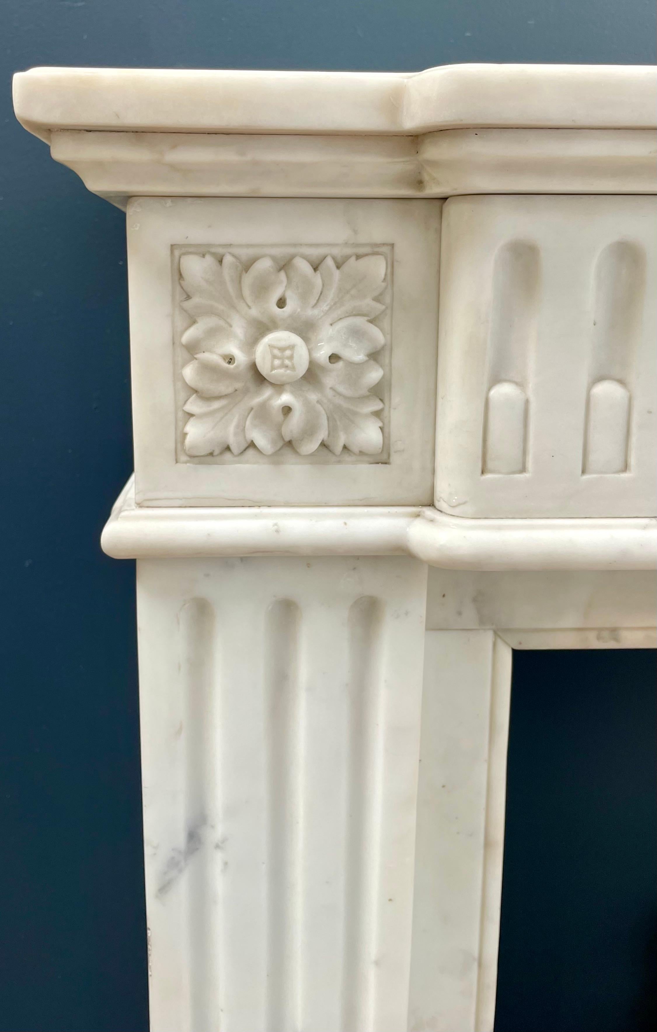 Antique French White Carrara Marble Fireplace surround  In Good Condition In Oostvoorne, NL