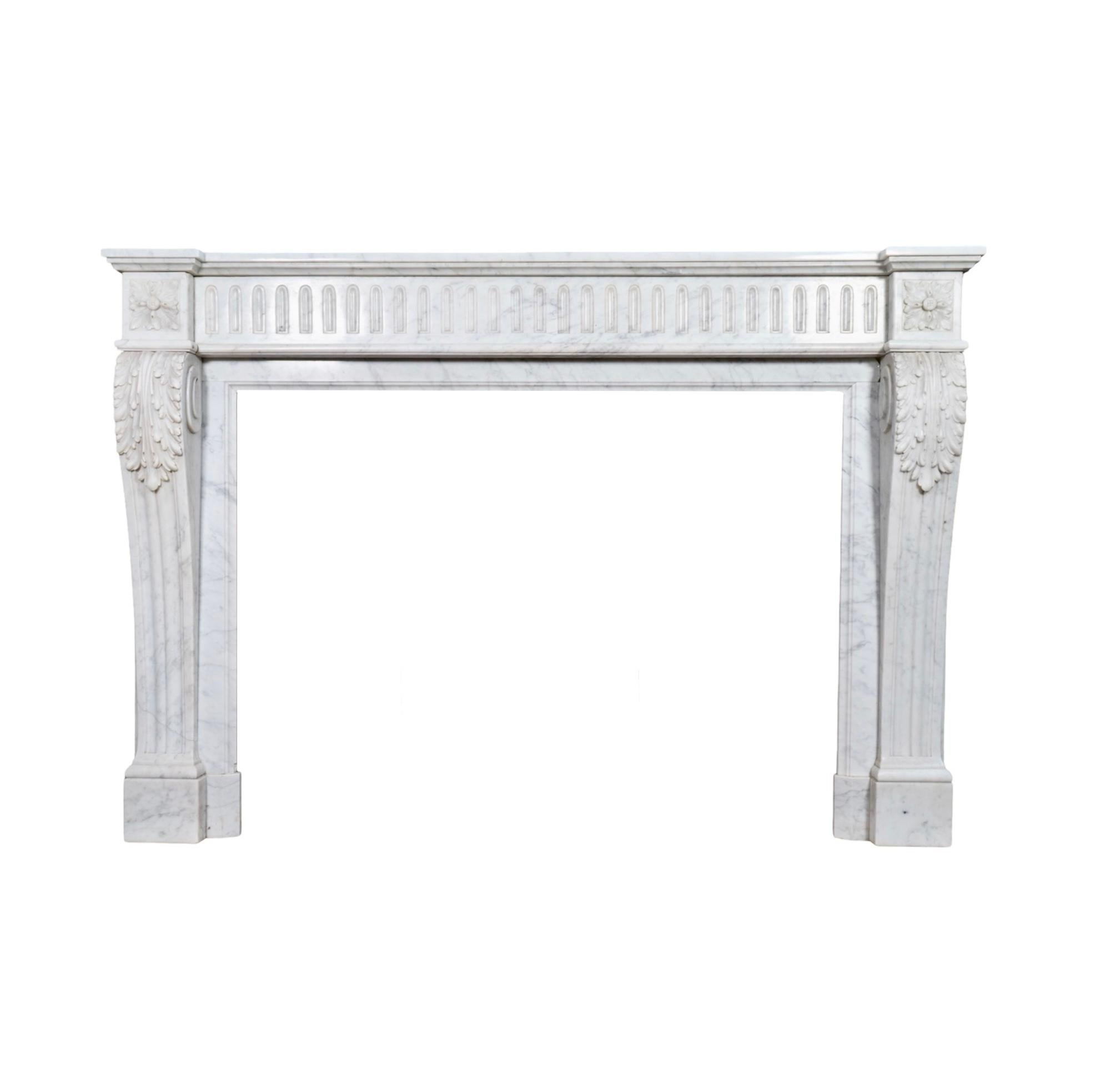 Originaria de Francia y datada en el siglo XIX, esta exquisita repisa está elaborada con fino mármol de Carrara. Con dos originales salidas de aire de latón en los lados izquierdo y derecho, esta pieza combina elegancia y funcionalidad. Las tallas