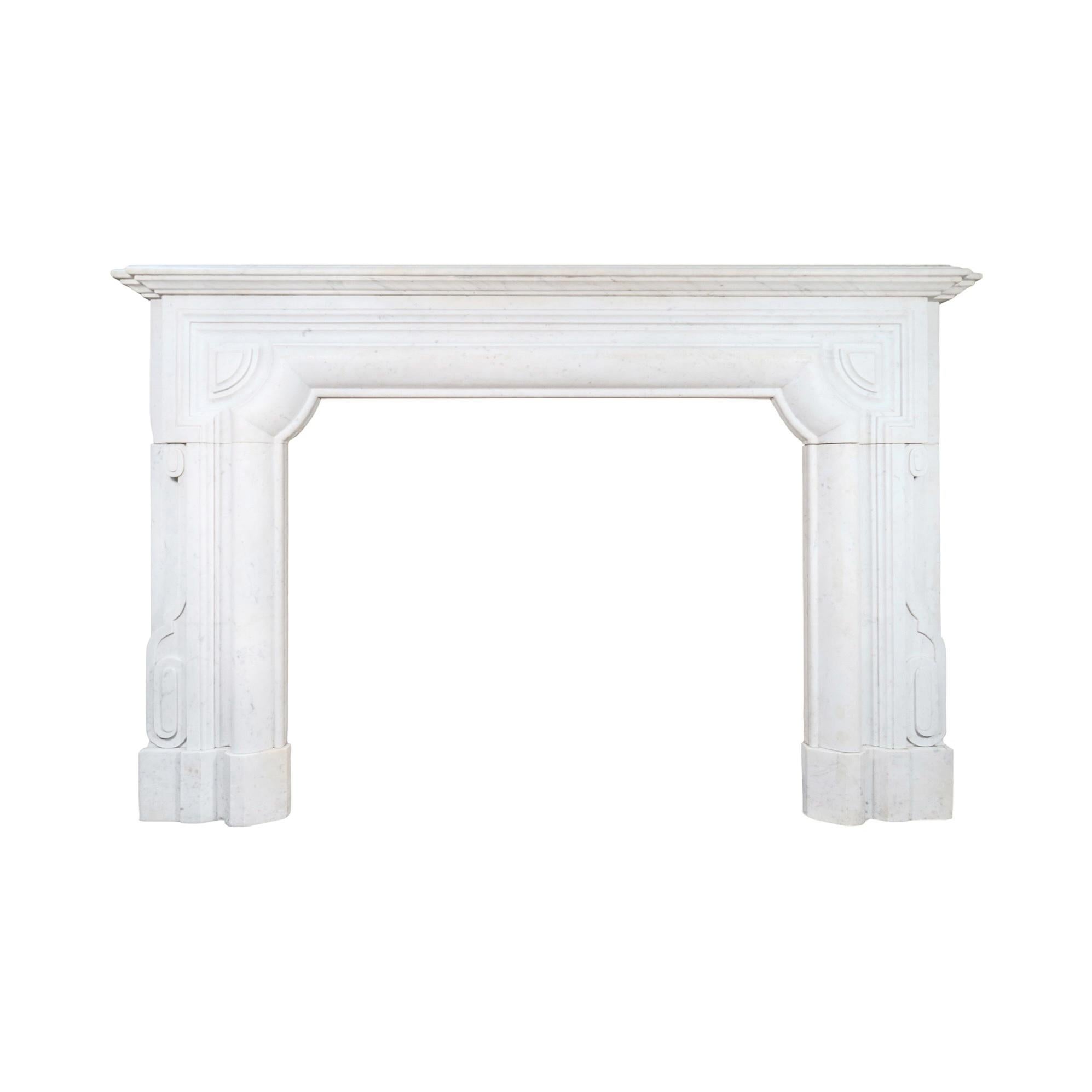 Realizzato in Francia nel XIX secolo, questo caminetto è scolpito in un luminoso marmo di Carrara, apprezzato per la sua grana fine e le morbide venature grigie. La cornice presenta pannelli lineari finemente intagliati con blocchi angolari a