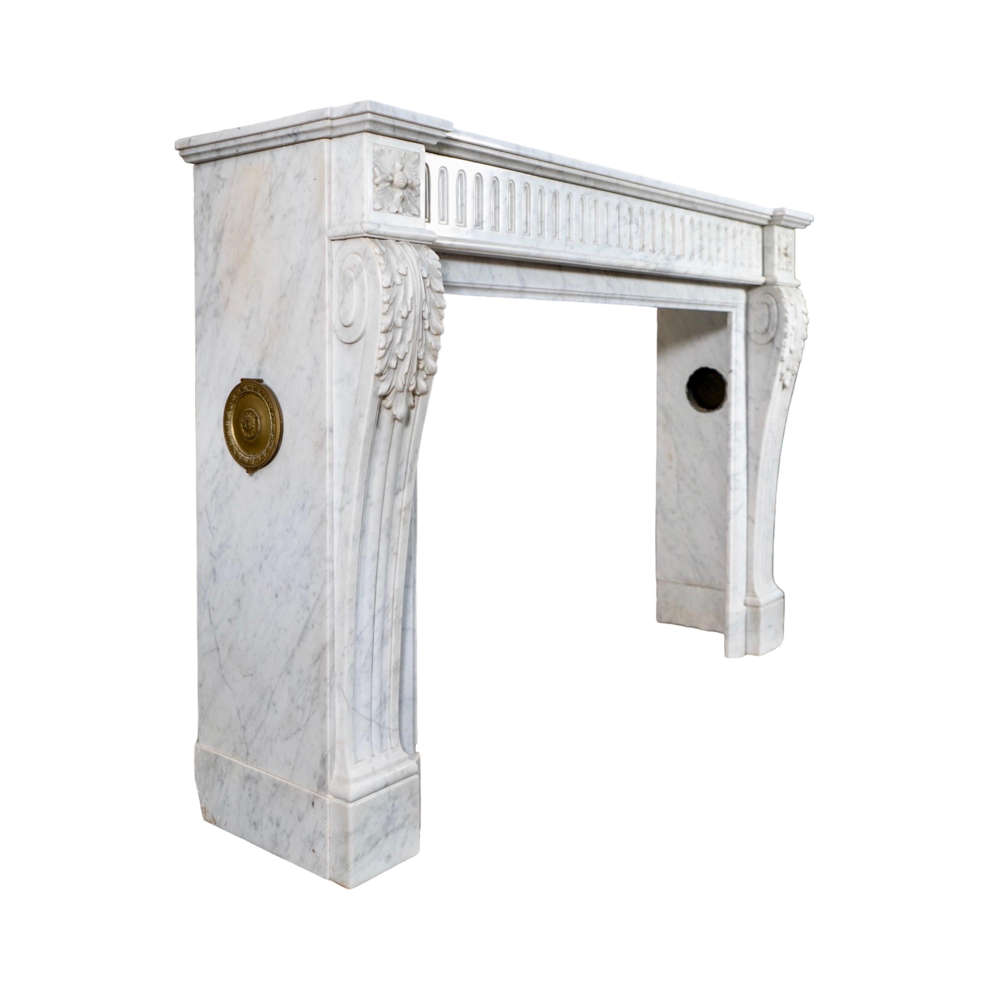 Antique French Mantel de Mármol Blanco de Carrara en Bueno estado para la venta en Dallas, TX