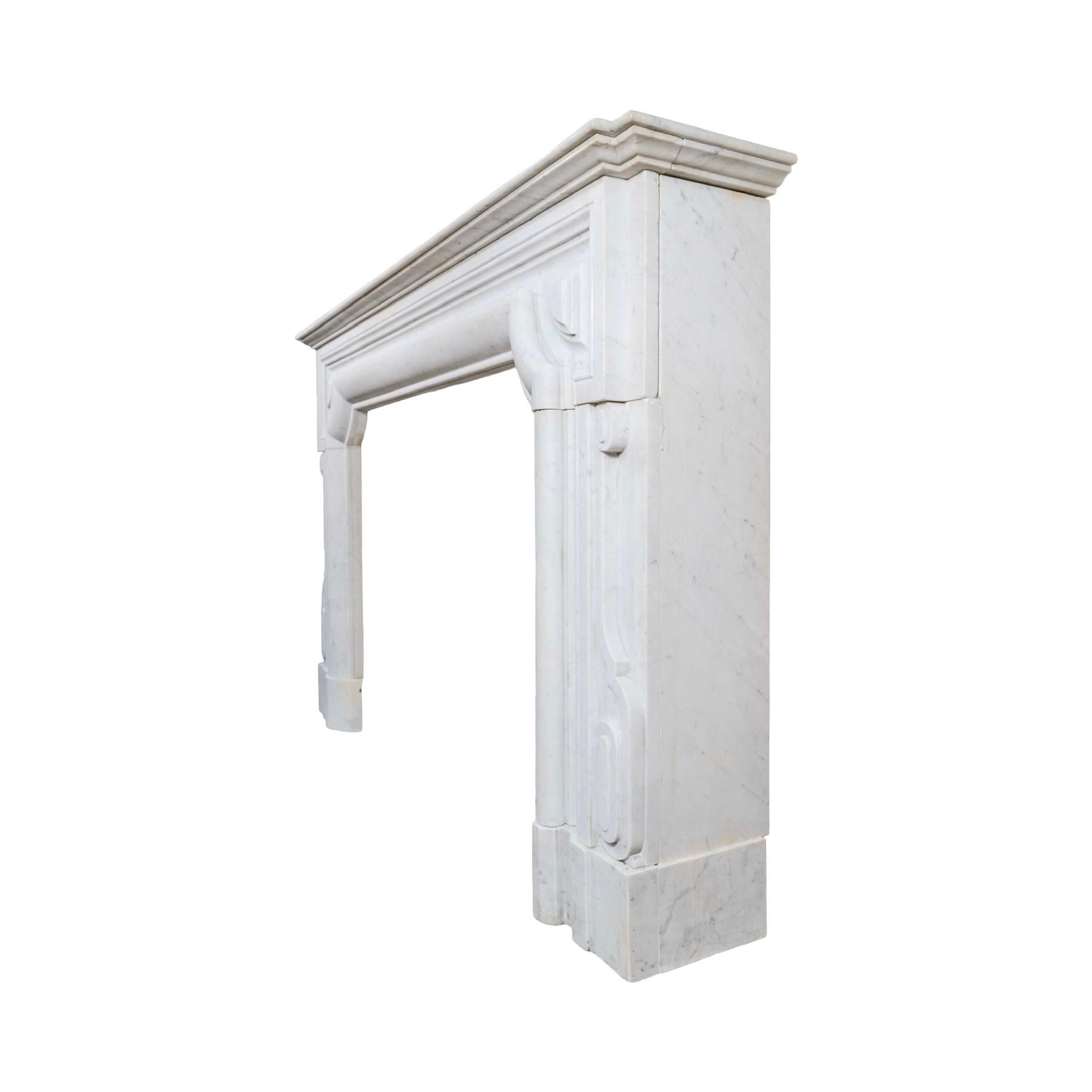 Antique French White Carrara Marble Mantel In condizioni buone in vendita a Dallas, TX