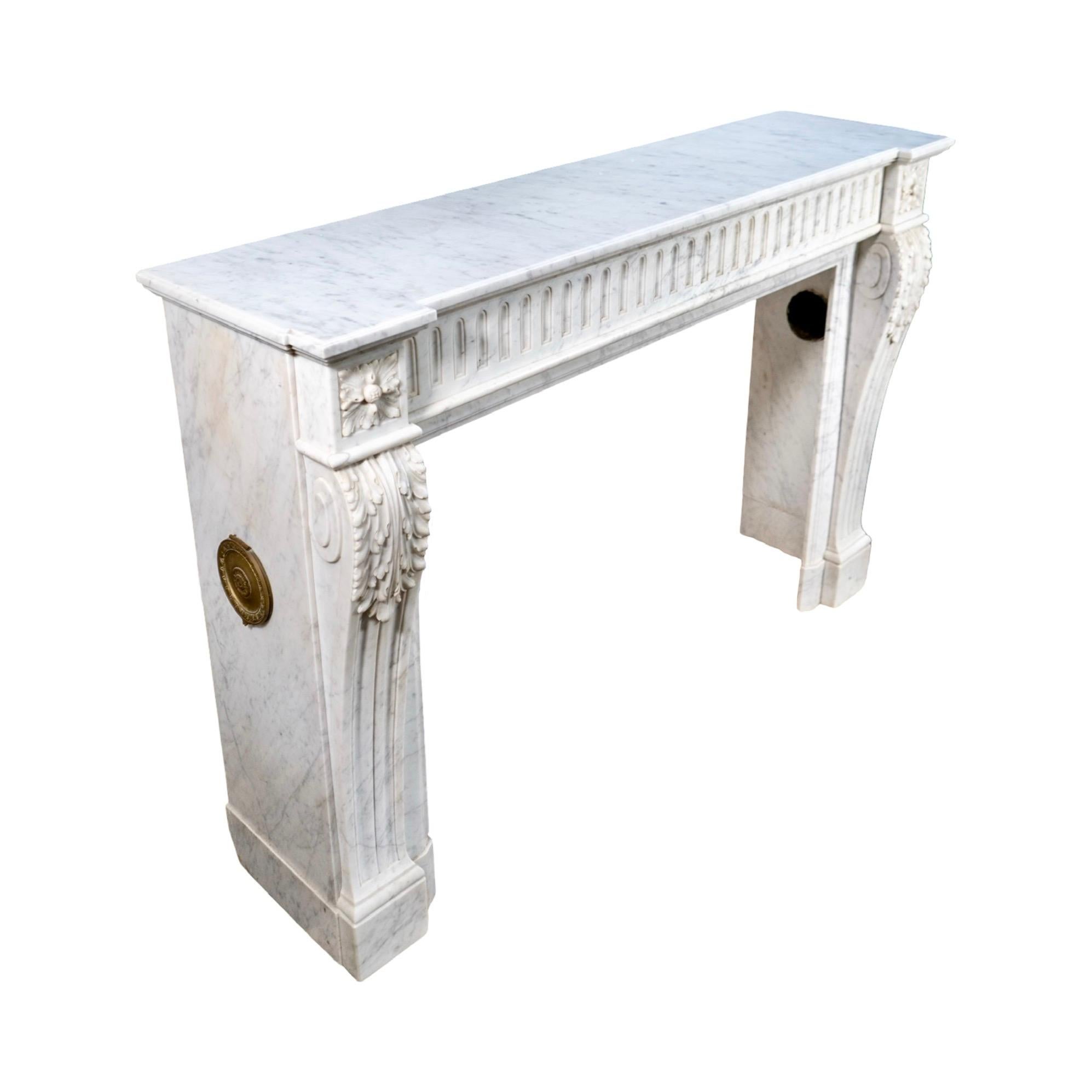 Antique French Mantel de Mármol Blanco de Carrara siglo XIX en venta