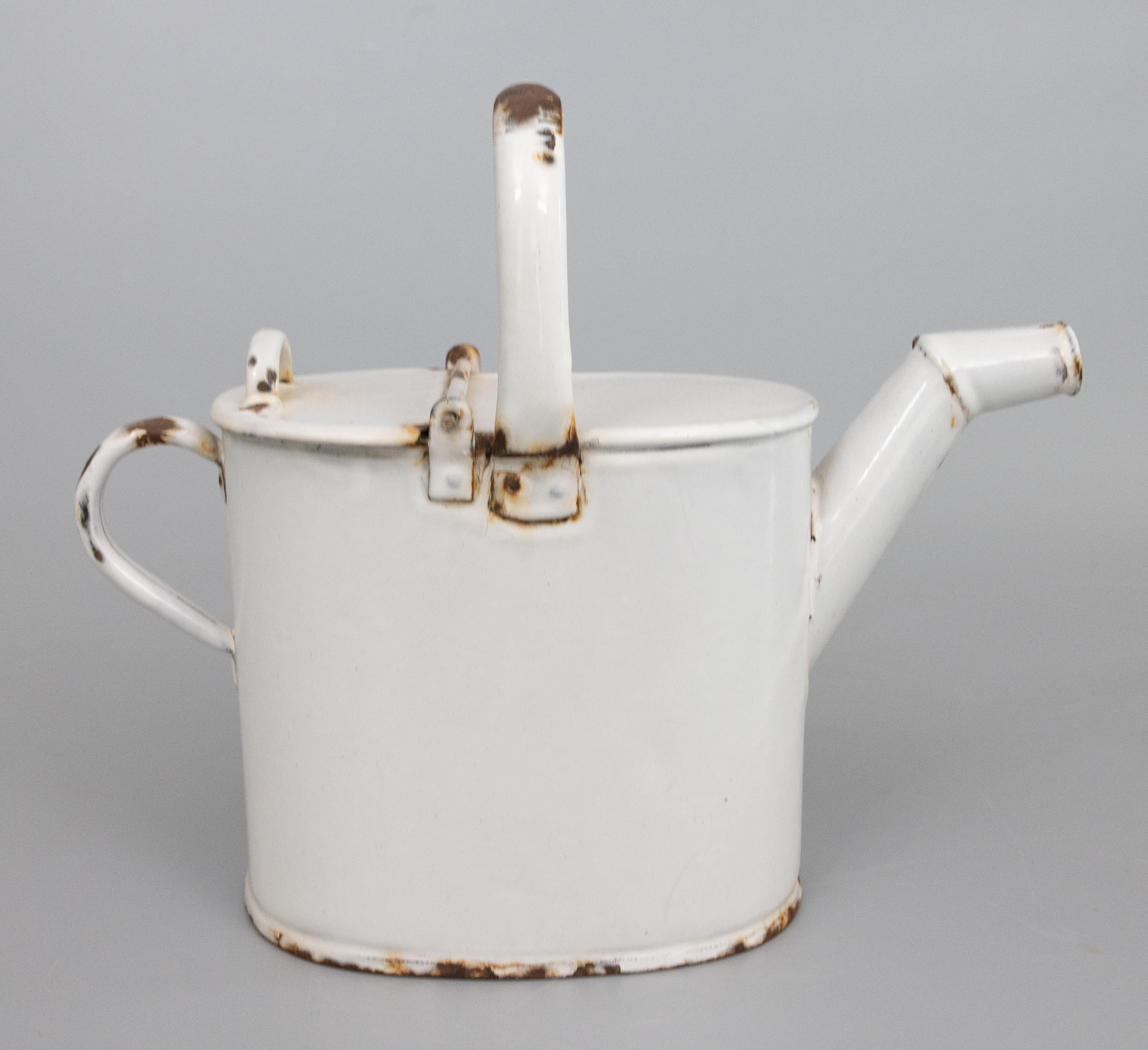 Antigua regadera francesa de esmalte blanco Jarra de agua caliente, circa 1920 Esmaltado en venta
