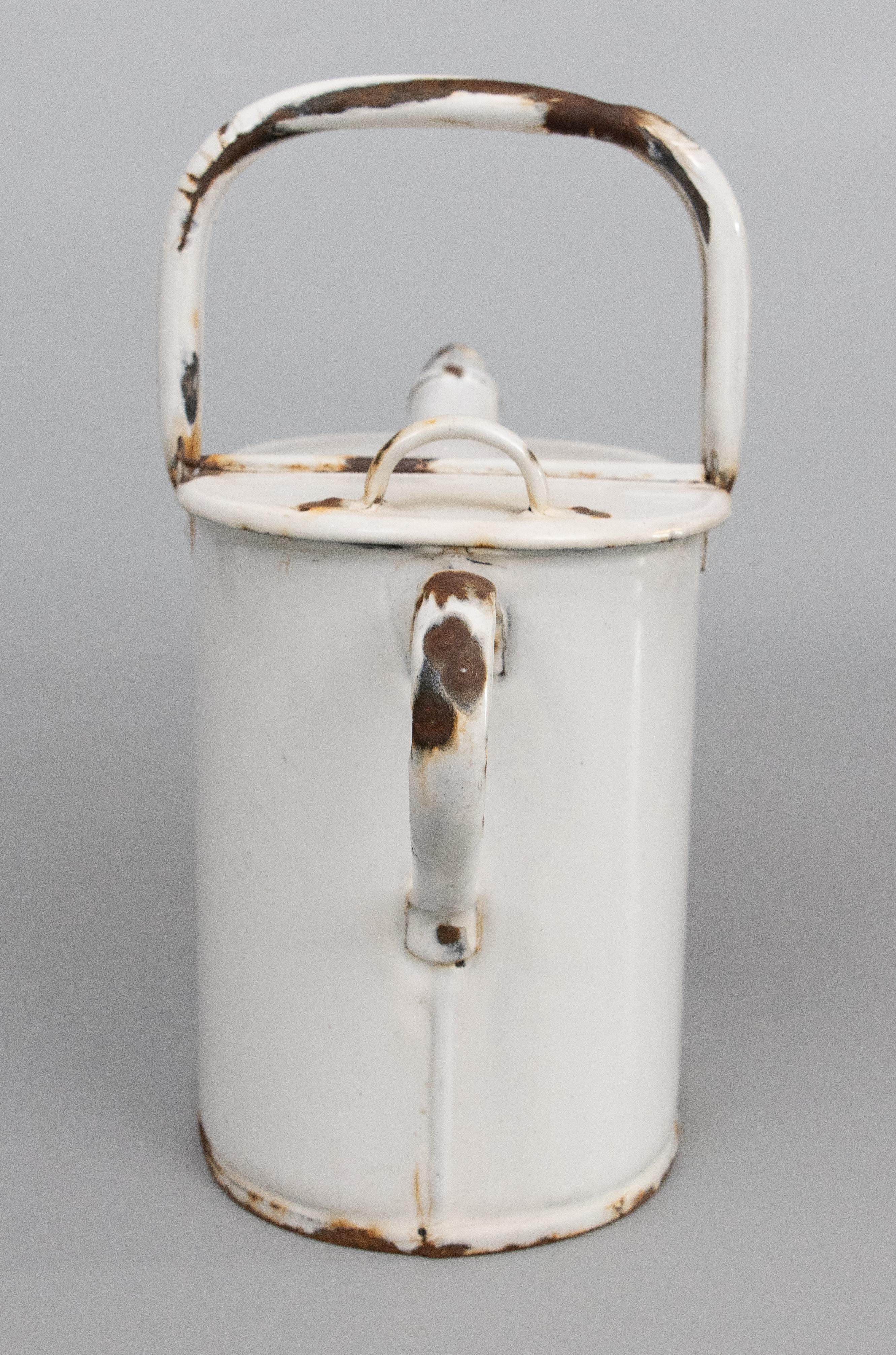Antigua regadera francesa de esmalte blanco Jarra de agua caliente, circa 1920 en Bueno estado para la venta en Pearland, TX