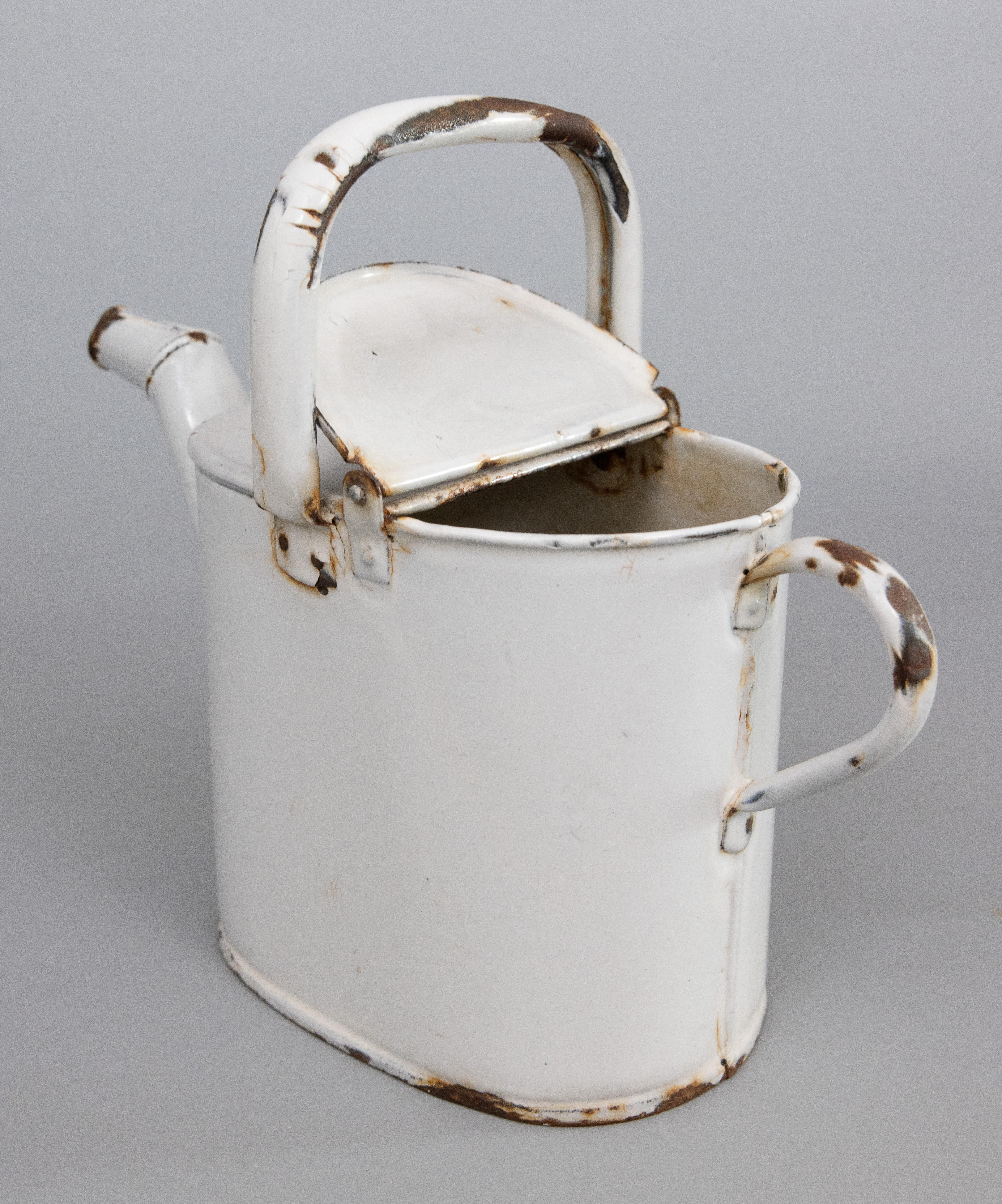 Antigua regadera francesa de esmalte blanco Jarra de agua caliente, circa 1920 siglo XX en venta
